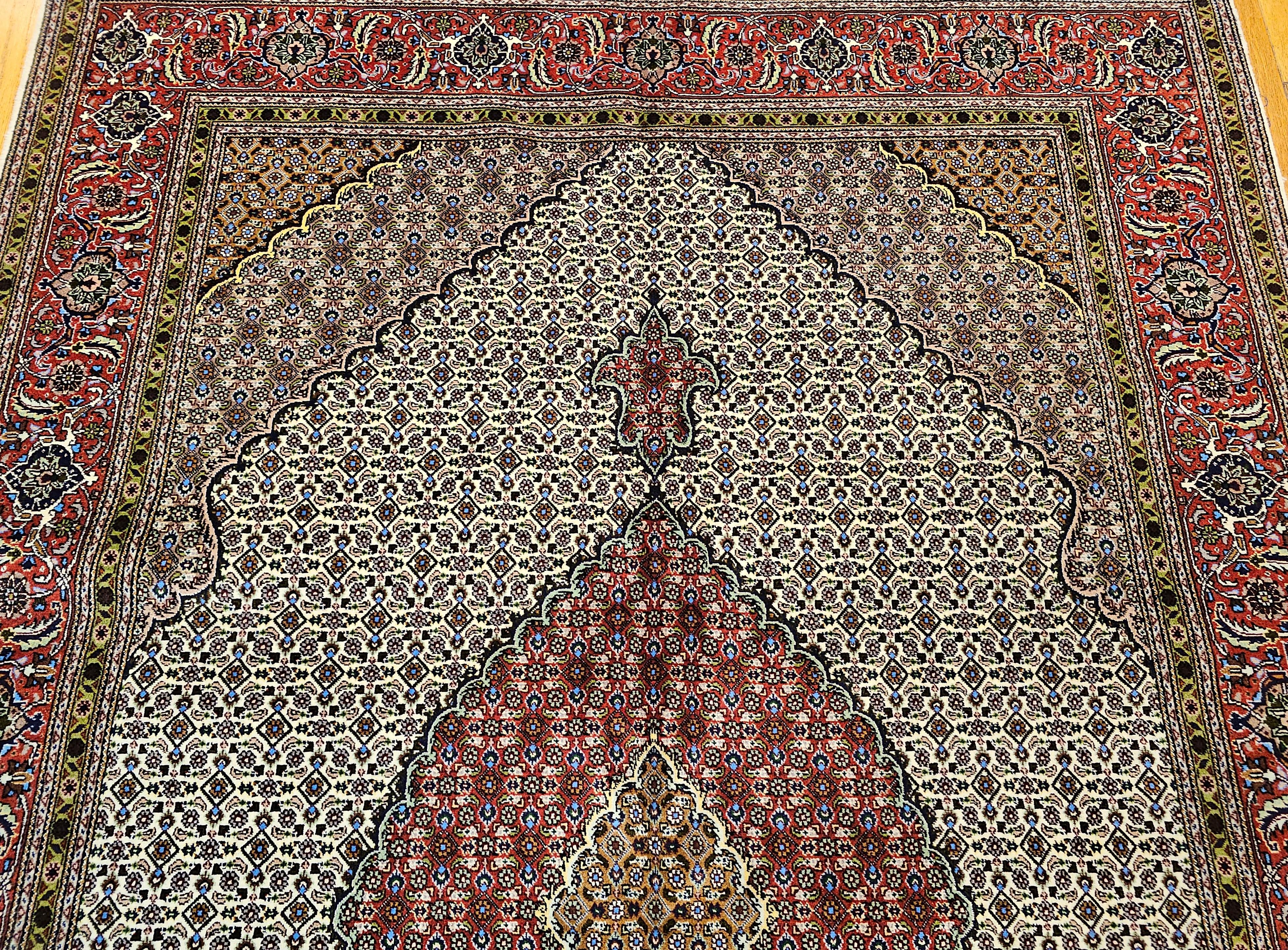 Persischer Mahi-Teppich aus Täbris in geometrischem Muster in Elfenbein und Burgunderrot, Vintage (20. Jahrhundert) im Angebot