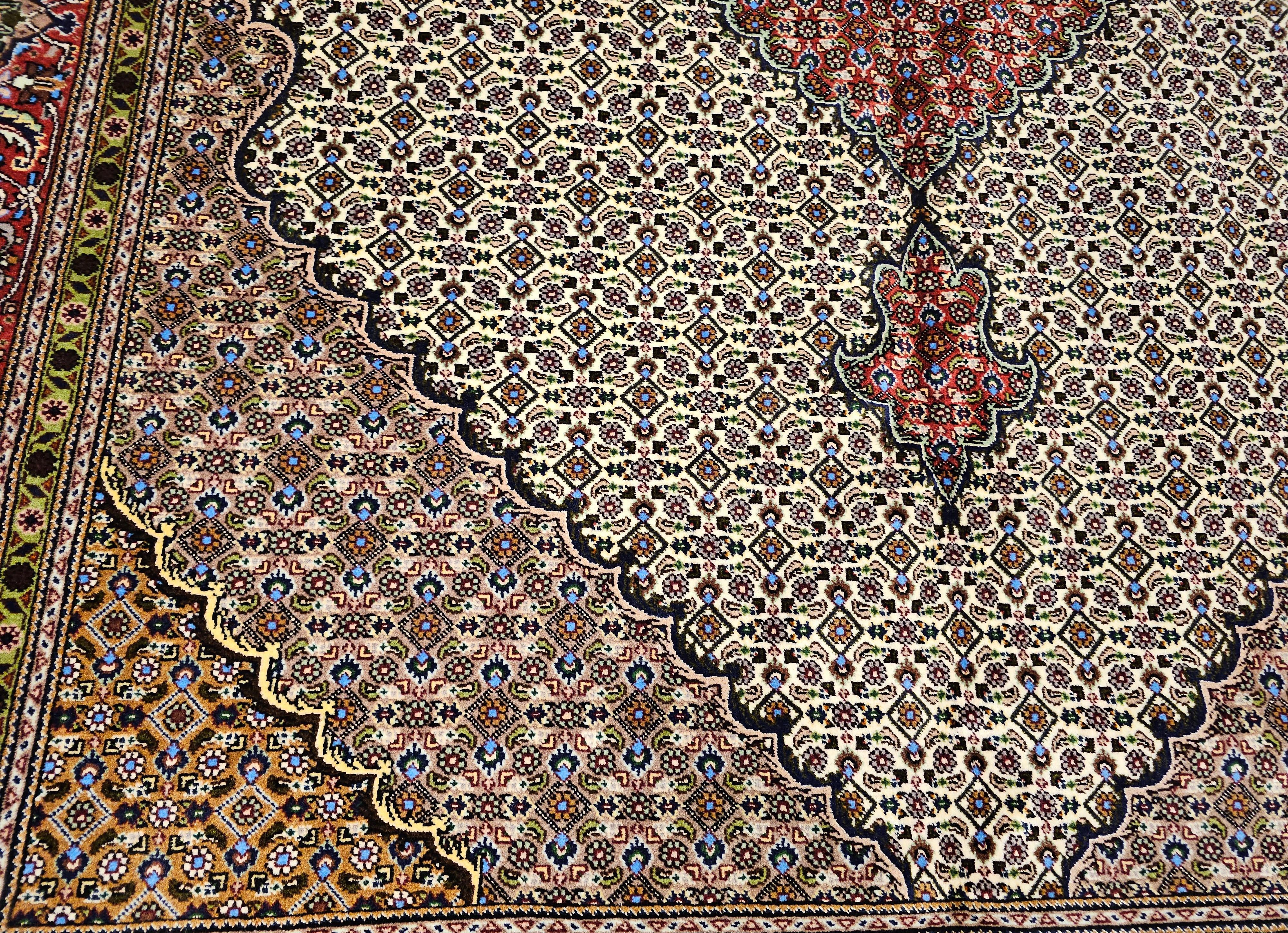 Persischer Mahi-Teppich aus Täbris in geometrischem Muster in Elfenbein und Burgunderrot, Vintage im Angebot 1