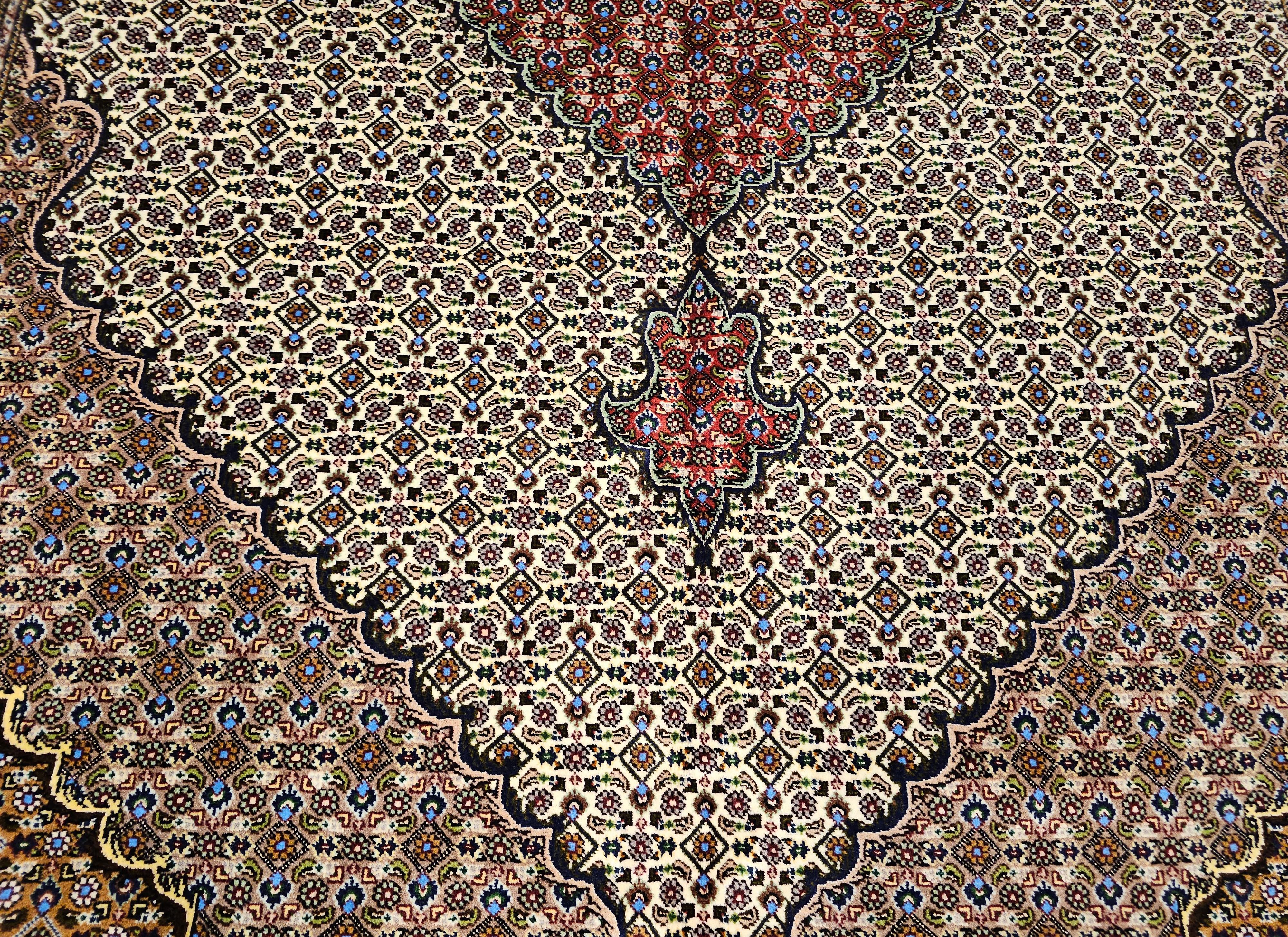 Persischer Mahi-Teppich aus Täbris in geometrischem Muster in Elfenbein und Burgunderrot, Vintage im Angebot 2