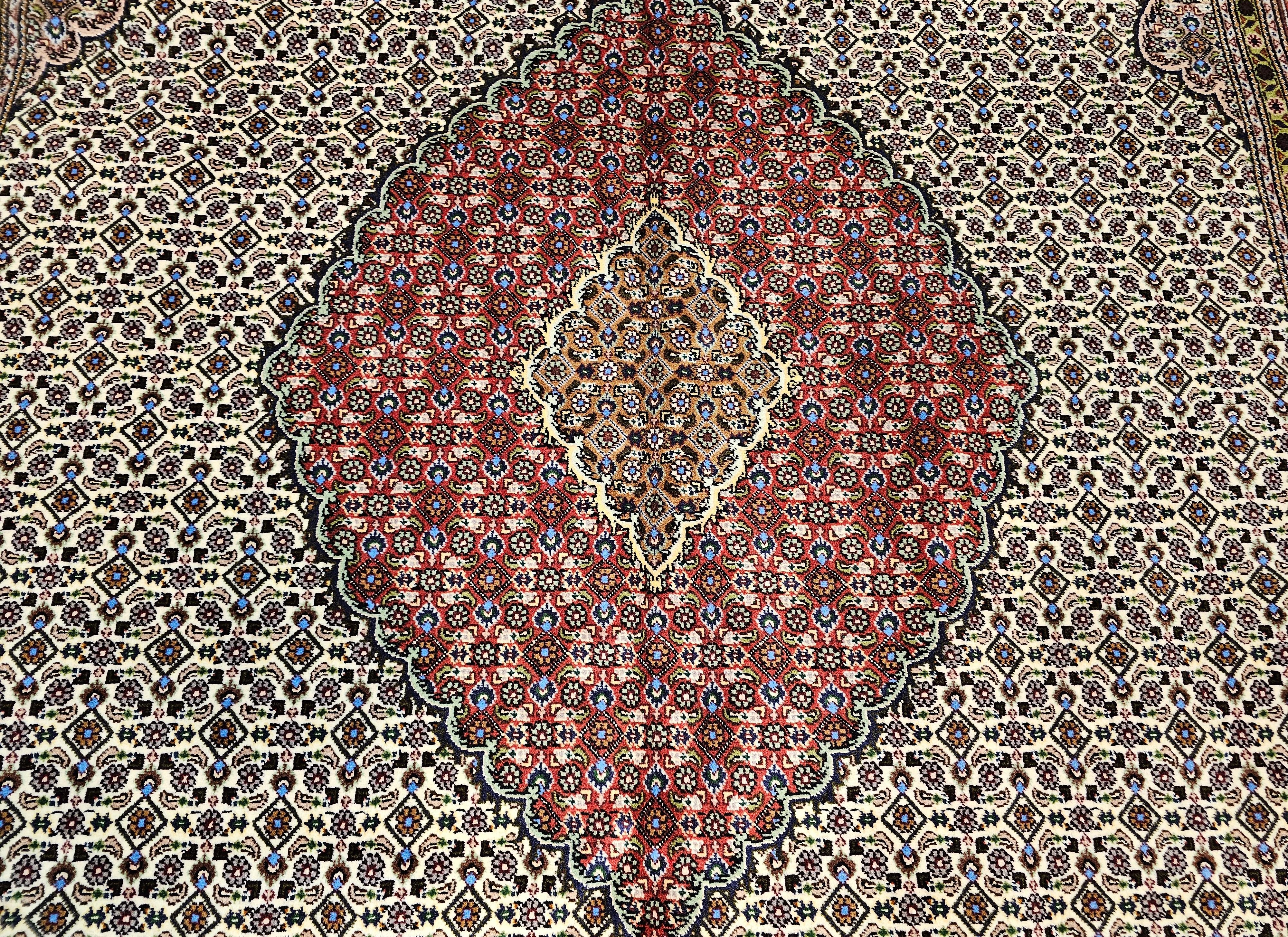 Persischer Mahi-Teppich aus Täbris in geometrischem Muster in Elfenbein und Burgunderrot, Vintage im Angebot 3