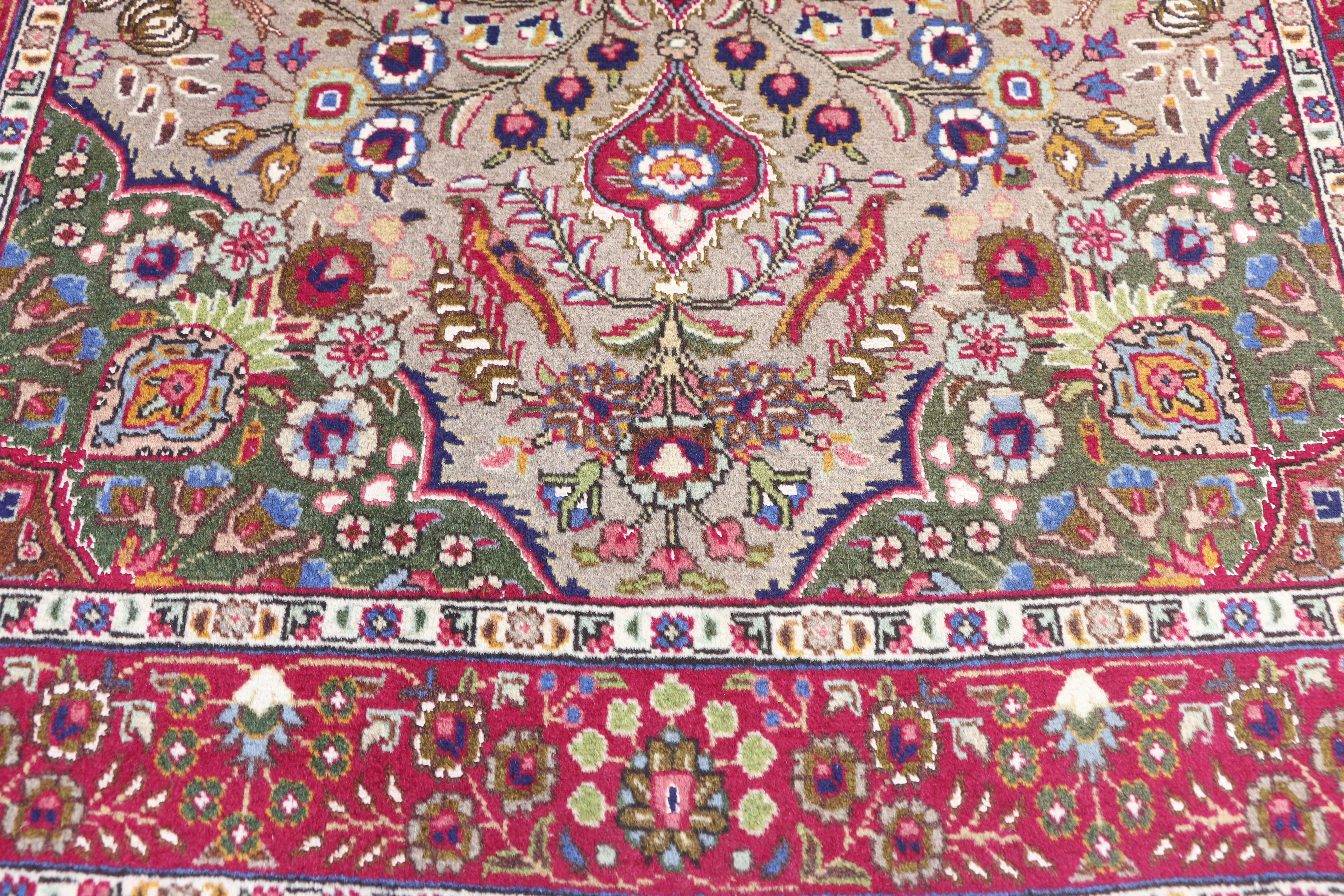 Persischer Täbris-Medaillon-Teppich mit rustikalem, femininem Arts & Crafts-Stil (Handgeknüpft) im Angebot