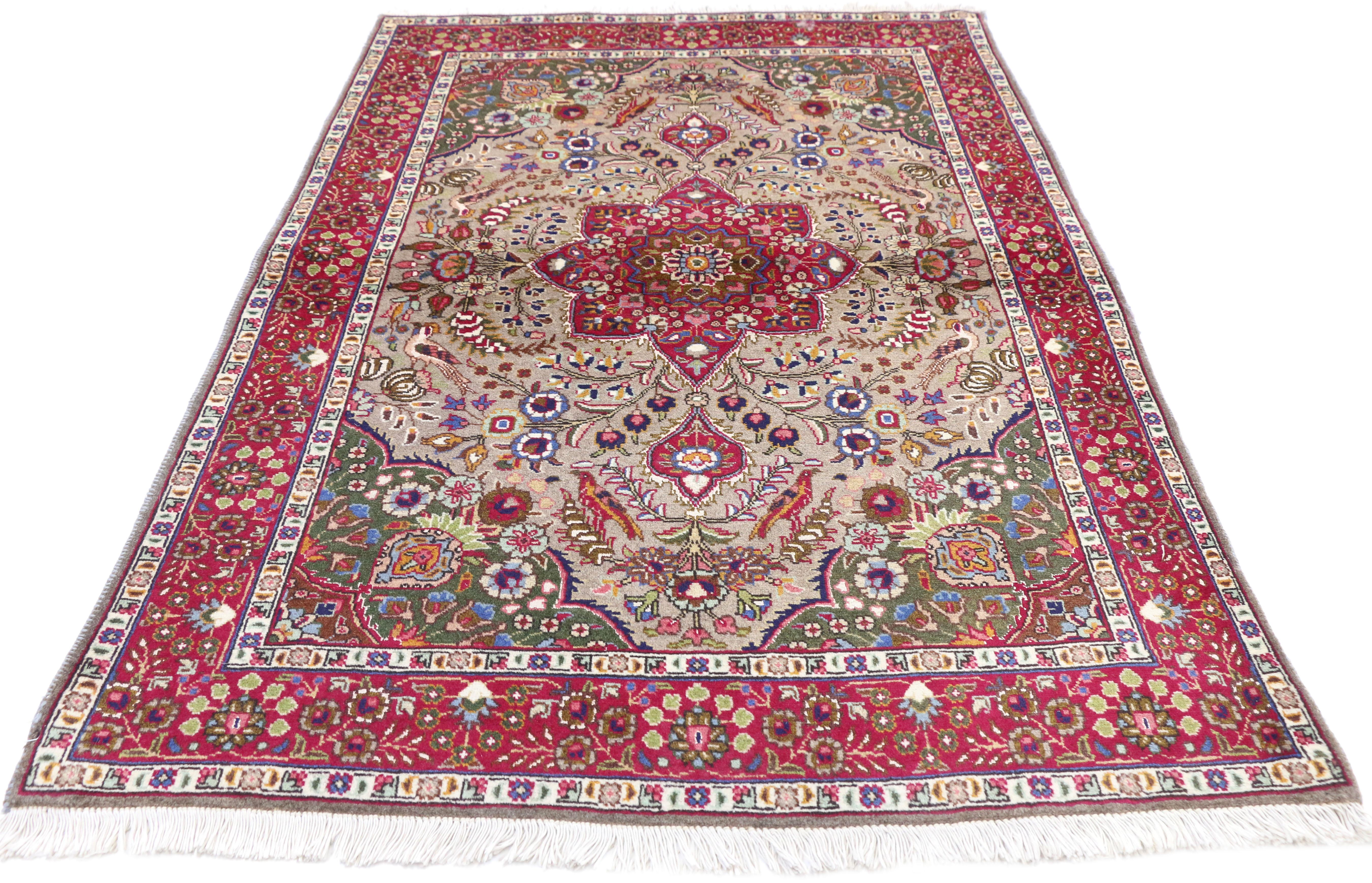 Persischer Täbris-Medaillon-Teppich mit rustikalem, femininem Arts & Crafts-Stil (Arts and Crafts) im Angebot