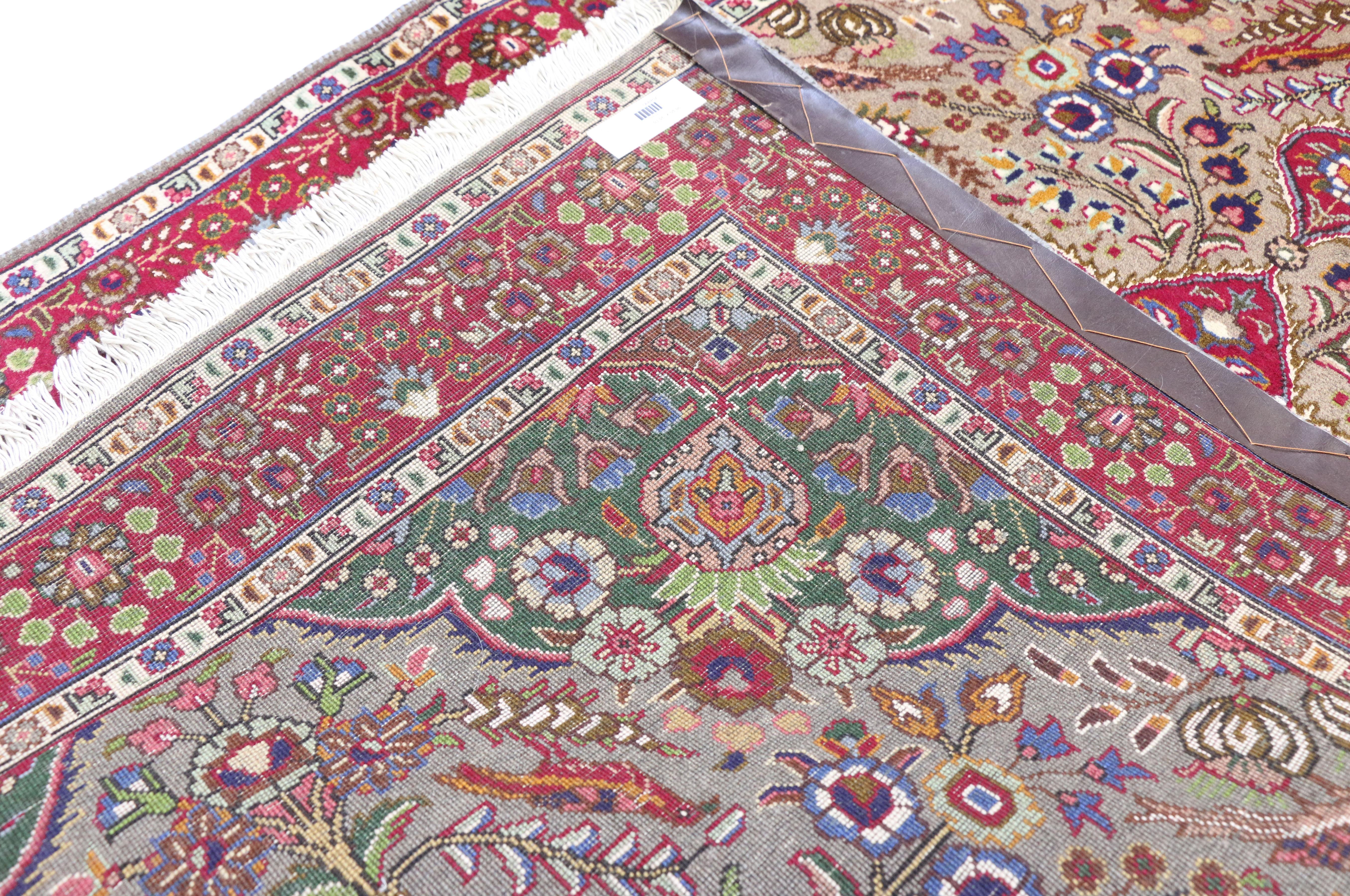 Persischer Täbris-Medaillon-Teppich mit rustikalem, femininem Arts & Crafts-Stil im Zustand „Gut“ im Angebot in Dallas, TX