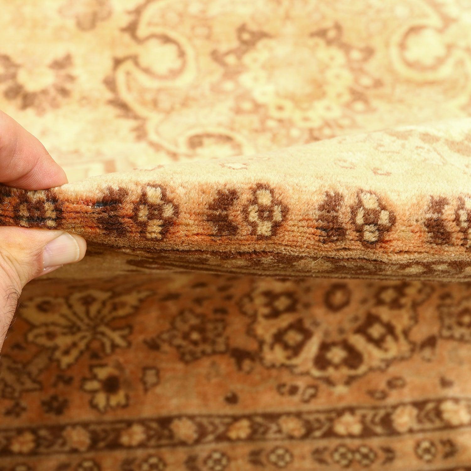 La storia dei tappeti di Tabriz risale al XVI secolo, durante la dinastia Safavide, quando Tabriz divenne un importante centro di tessitura di tappeti. La posizione strategica della città lungo la Via della Seta facilitava il commercio e lo scambio