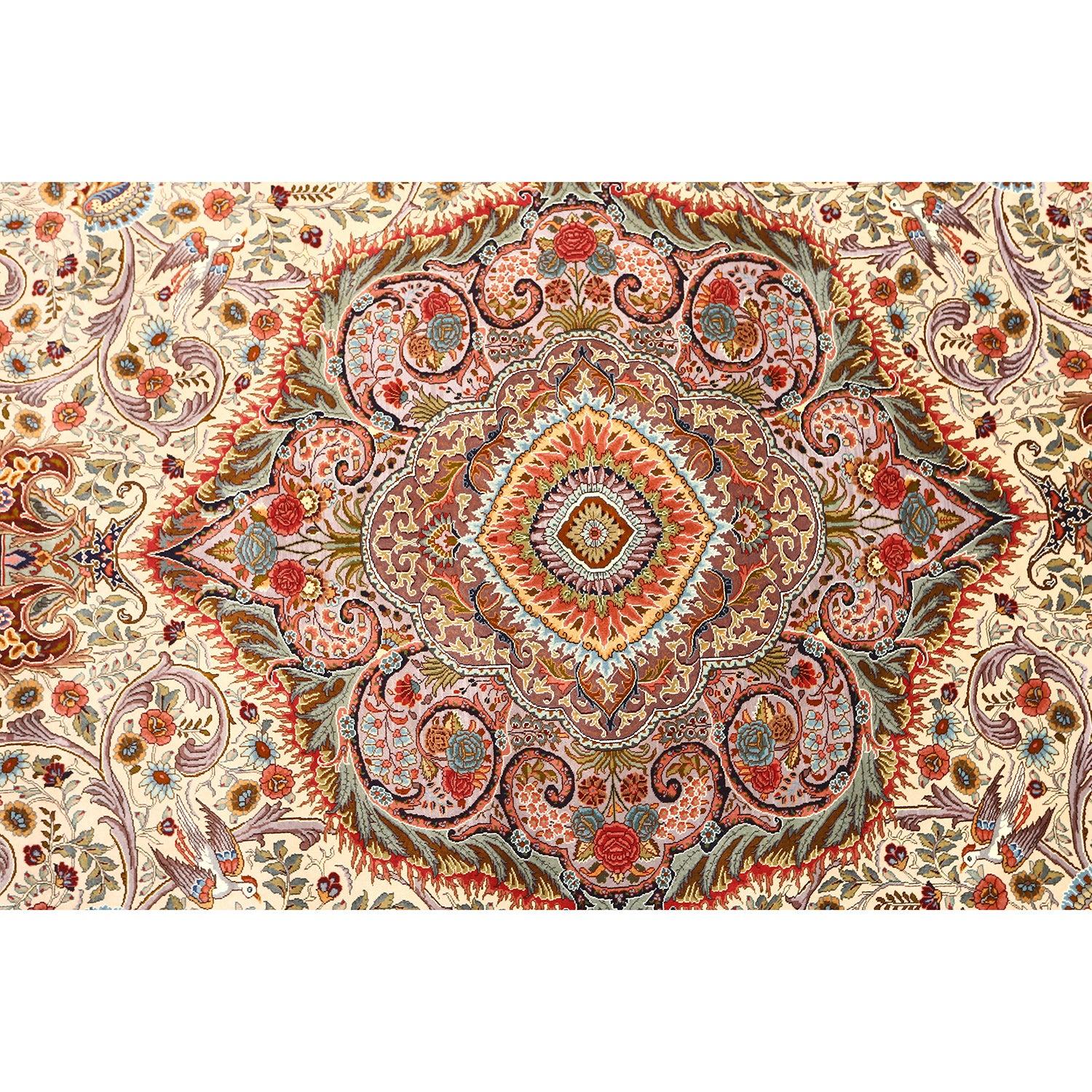 La storia dei tappeti di Tabriz risale al XVI secolo, durante la dinastia Safavide, quando Tabriz divenne un importante centro di tessitura di tappeti. La posizione strategica della città lungo la Via della Seta facilitava il commercio e lo scambio
