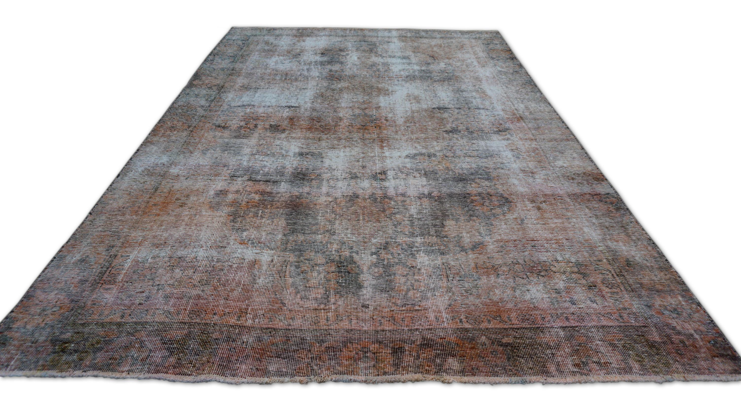 Persiano Tappeto persiano vintage Tabriz sovratinto in lana grigio e ruggine pallido 5'11''x8'11'' in vendita