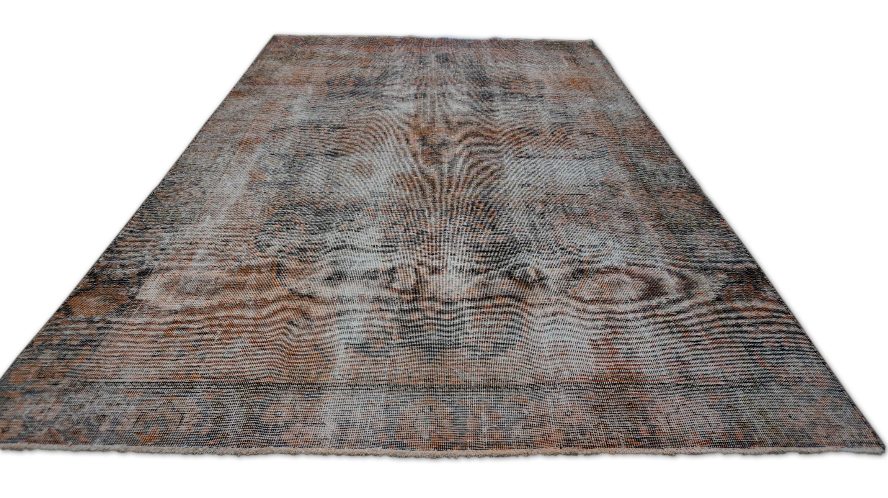 Annodato a mano Tappeto persiano vintage Tabriz sovratinto in lana grigio e ruggine pallido 5'11''x8'11'' in vendita
