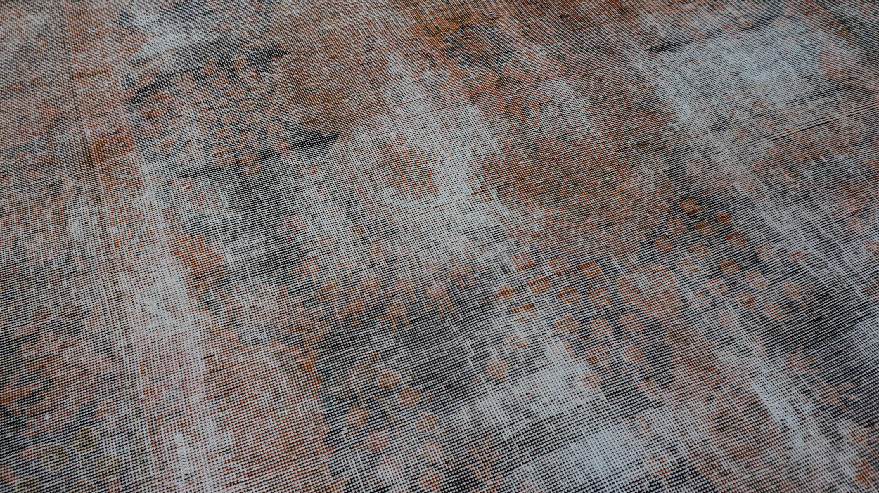 XX secolo Tappeto persiano vintage Tabriz sovratinto in lana grigio e ruggine pallido 5'11''x8'11'' in vendita