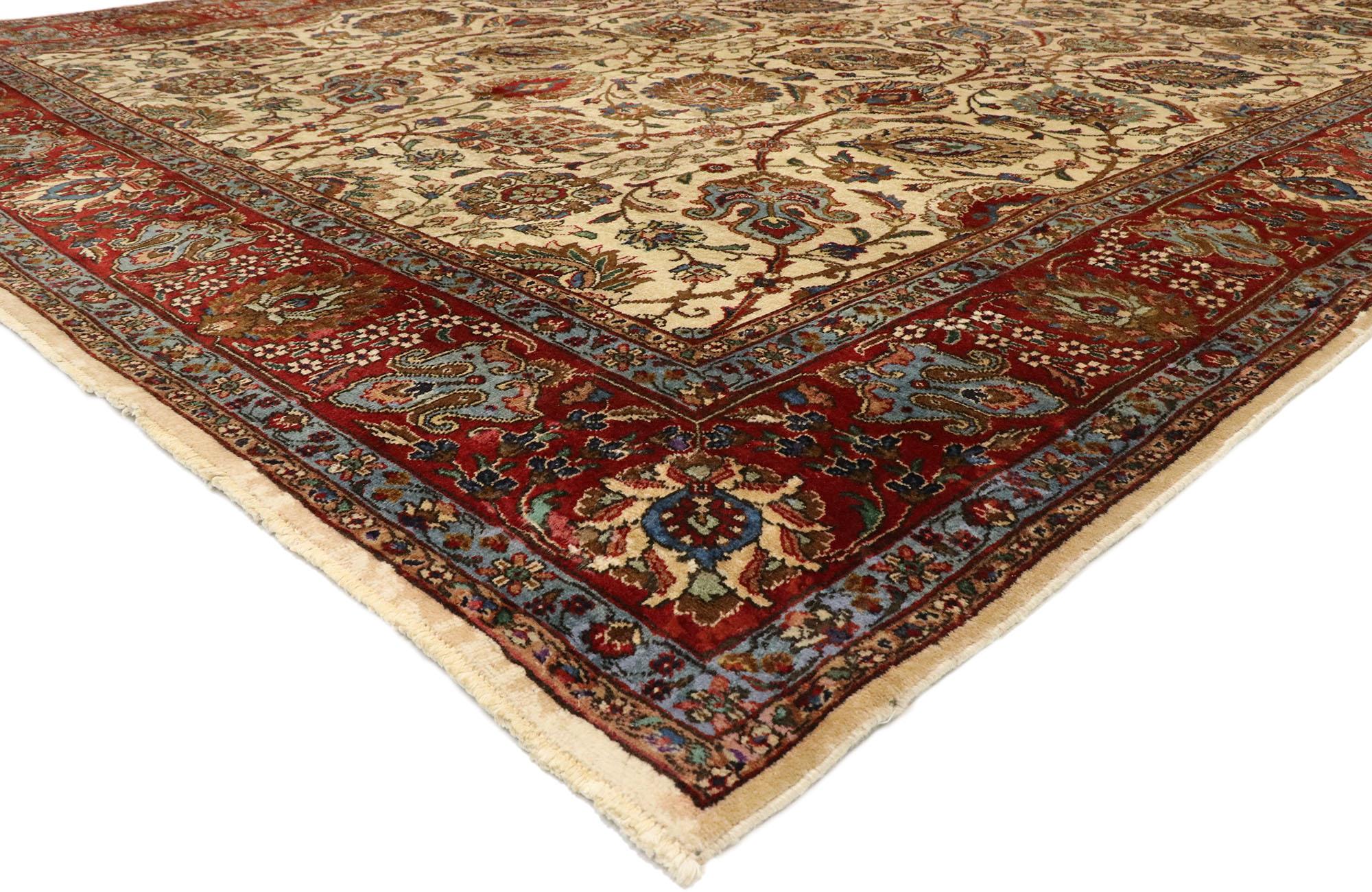 76409, tapis vintage Persian Tabriz Palace de style colonial américain. Avec son attrait intemporel, ses couleurs raffinées et ses éléments architecturaux, ce tapis de palais vintage persan Tabriz en laine nouée à la main s'intègre parfaitement aux