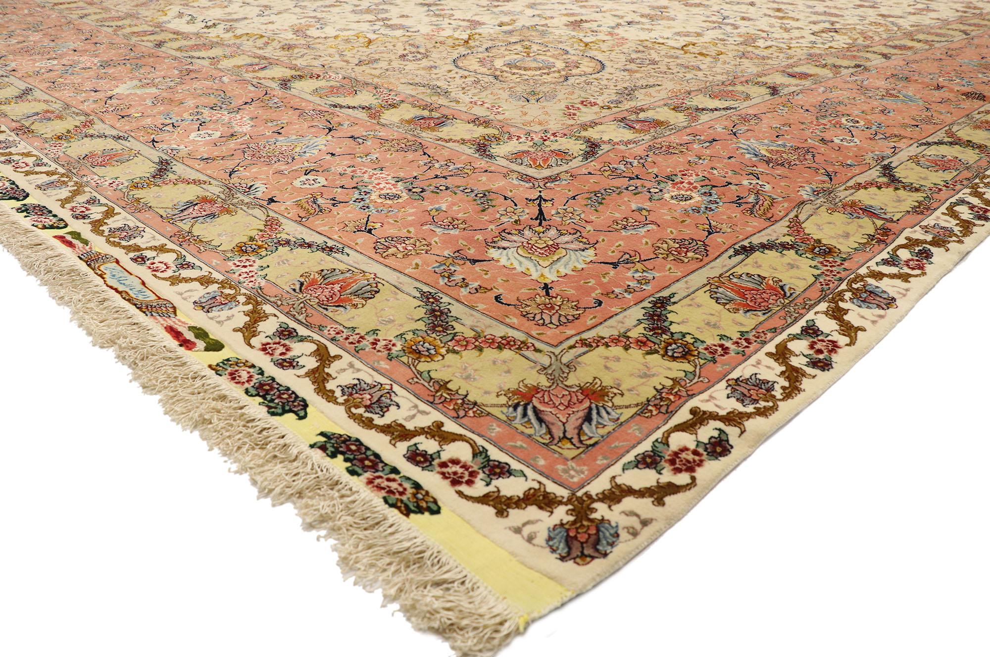 77436 Vintage Persisch Tabriz Shirfar Teppich mit romantischen Französisch Provincial Rokoko Stil 16'11 x 26'09. Dieser alte persische Täbriz-Teppich wurde von Shir Far, einem gefeierten Meisterweber aus Täbriz, Iran, gefertigt und verkörpert die