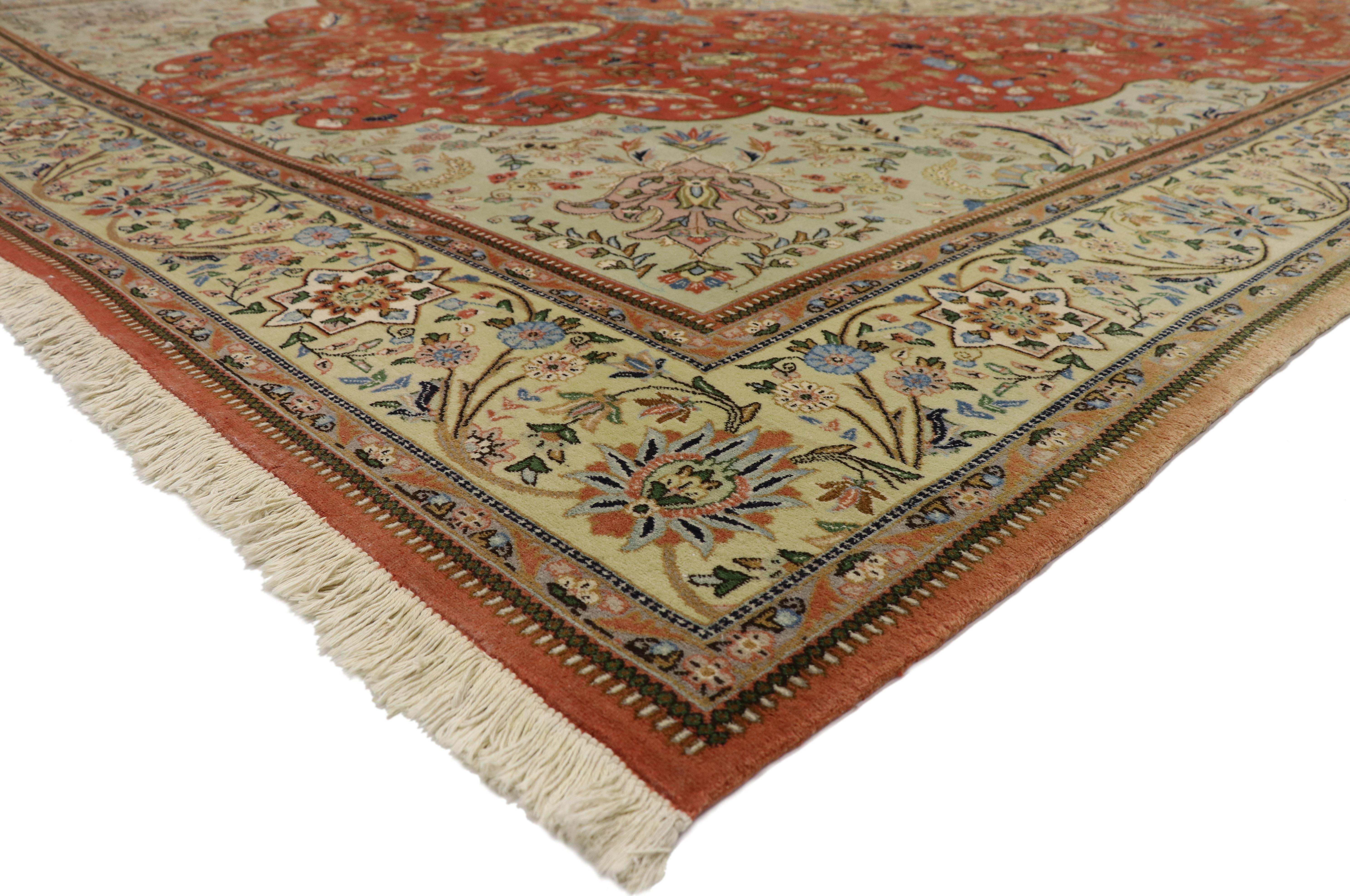 77353, alter persischer Täbriz-Teppich im Palastformat im Stil der Renaissance. Mit seiner zeitlosen Eleganz und seinem königlichen Charme zeichnet sich dieser handgeknüpfte Wollteppich aus dem persischen Tabriz-Palast durch ein Medaillon mit