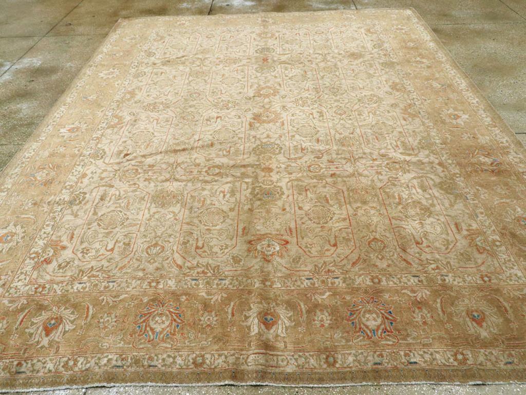 Questo tappeto persiano Tabriz della metà del XX secolo, che misura 9' 3