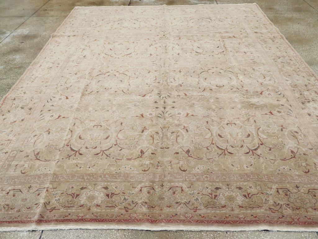 Questo tappeto persiano Tabriz della metà del XX secolo, che misura 9' 6