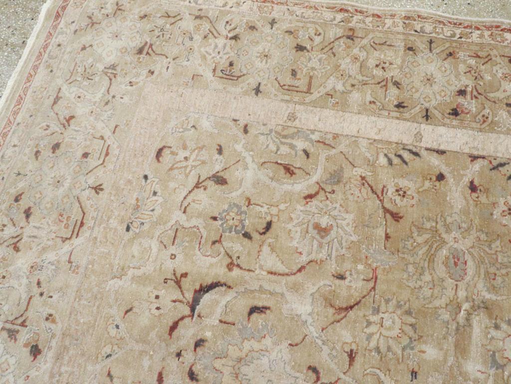 Annodato a mano Tappeto persiano d'epoca Tabriz per la camera in vendita