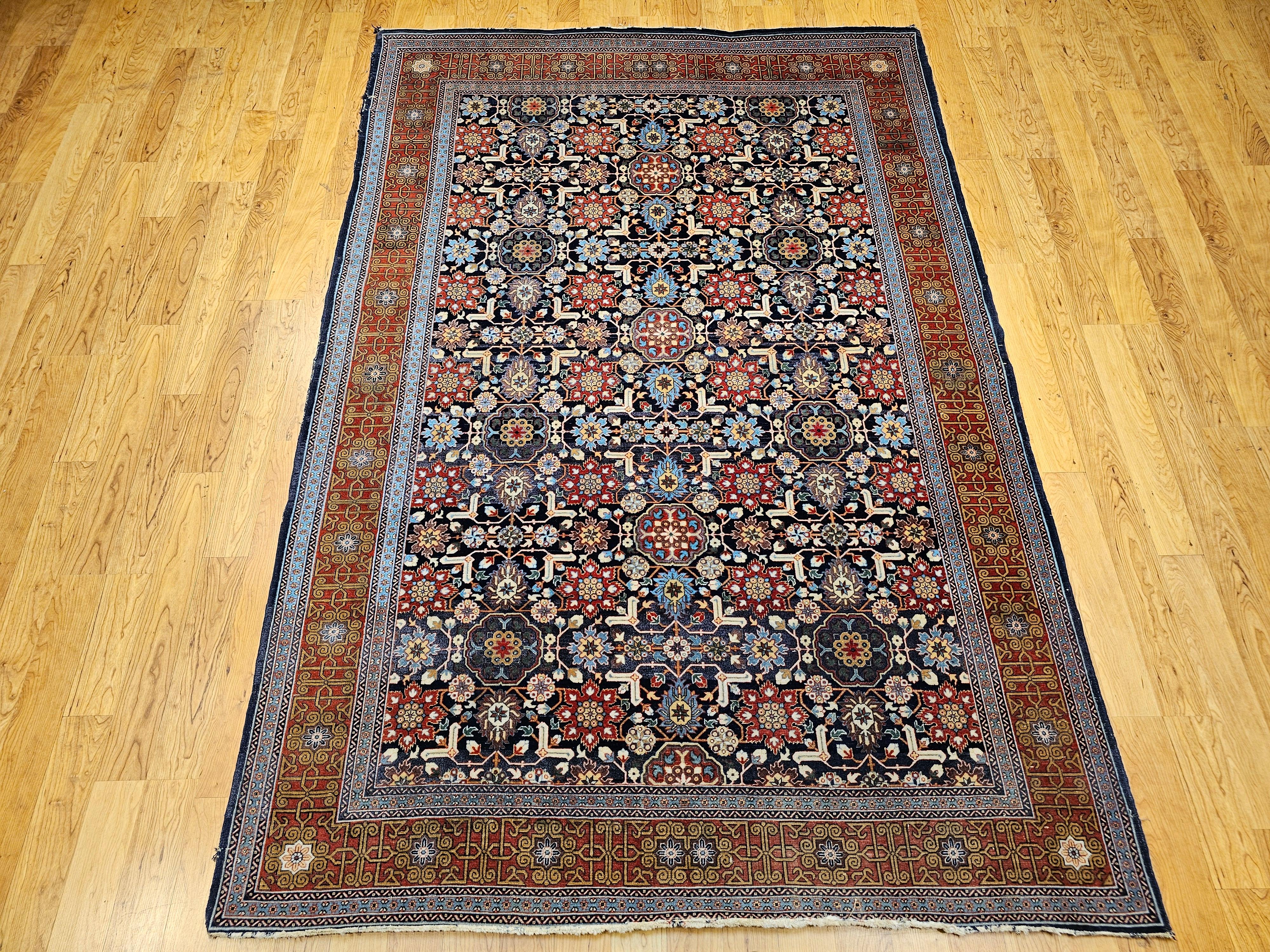 La hermosa alfombra persa Tabriz Afshan fue anudada a mano en un fino taller de la ciudad de Tabriz durante el primer o segundo cuarto del siglo XX.  Esta alfombra del tamaño de una habitación es un cautivador ejemplo del arte de Tabriz, que