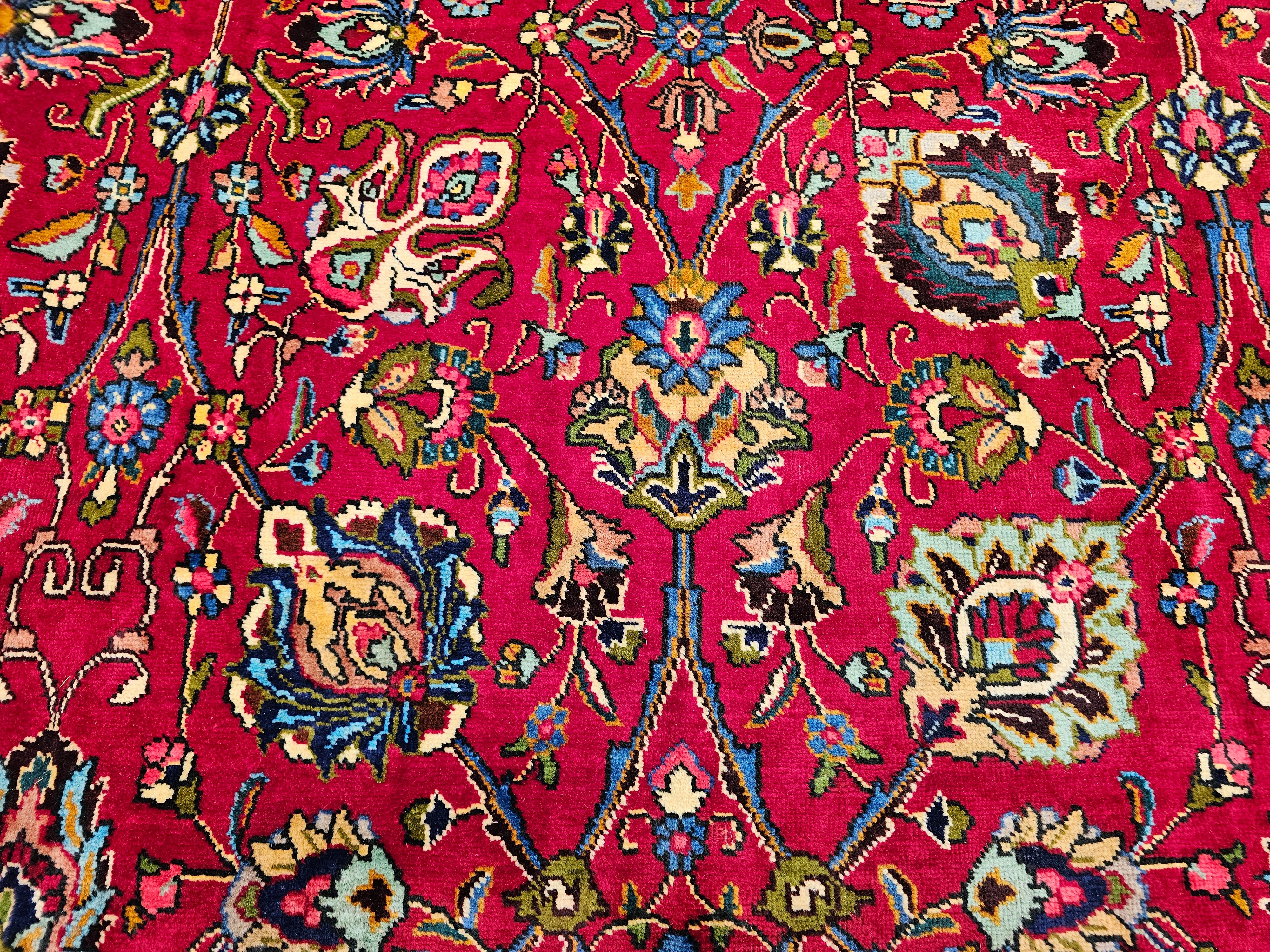 Tappeto persiano d'epoca Tabriz con motivo floreale in rosso, blu e blu scuro in vendita 3