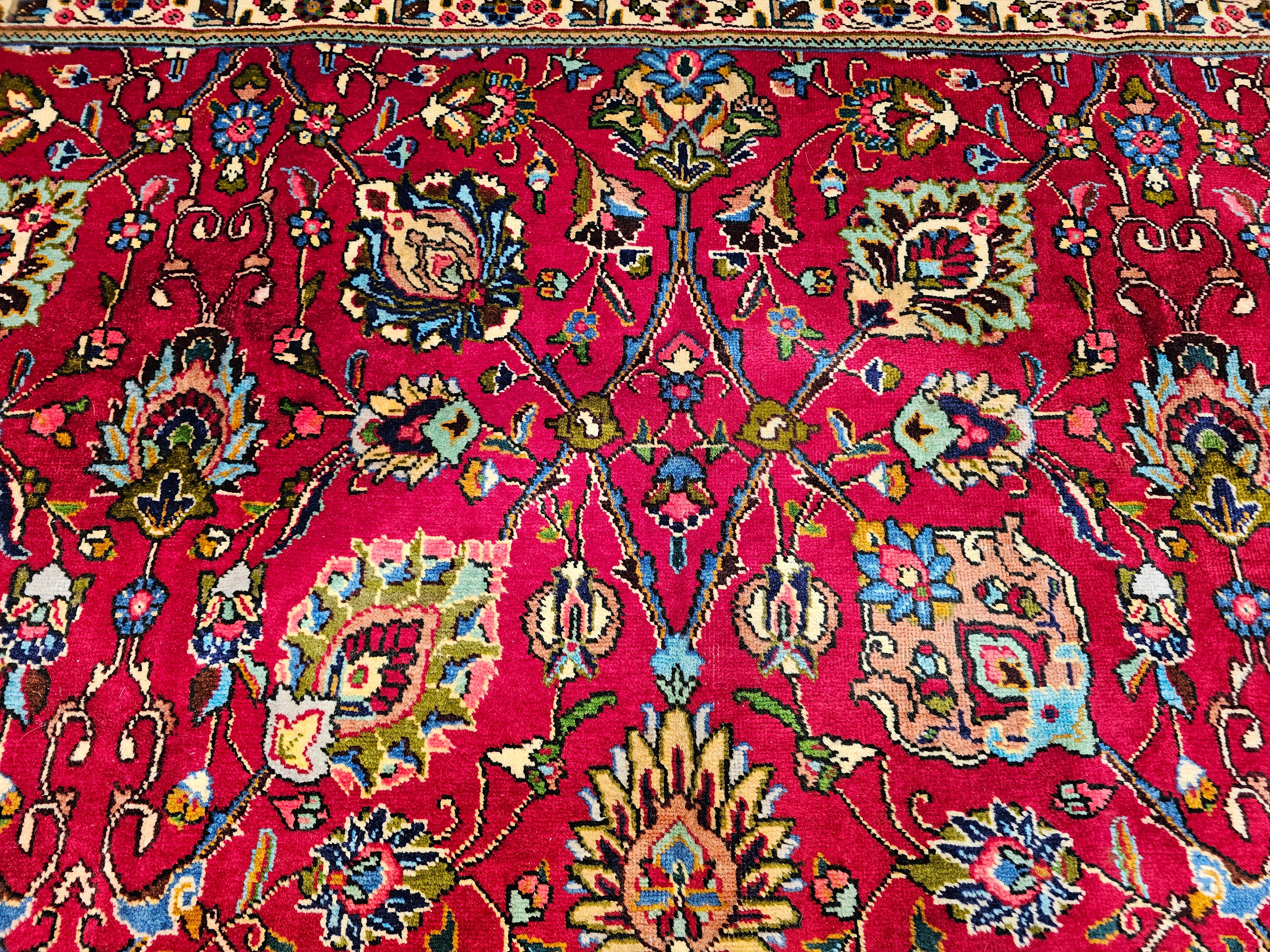 Tappeto persiano d'epoca Tabriz con motivo floreale in rosso, blu e blu scuro in vendita 4