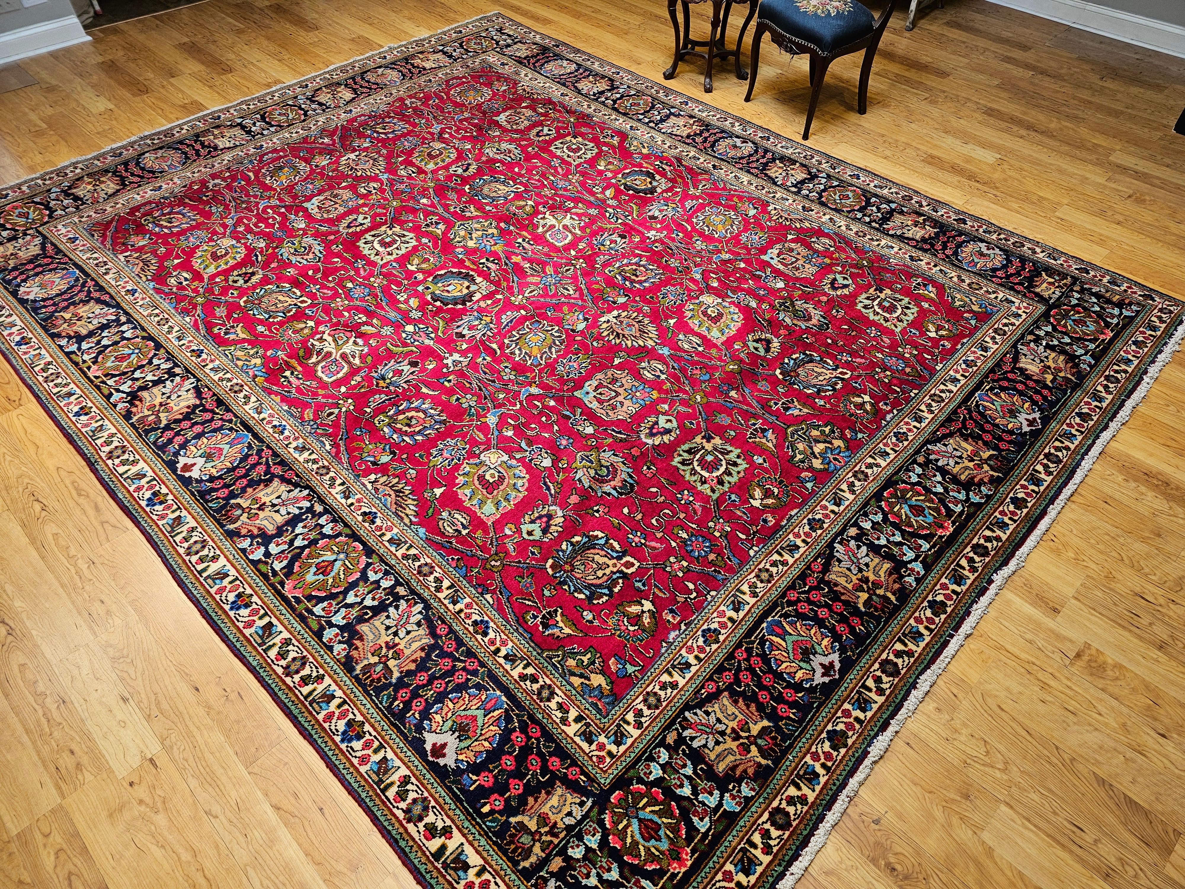 Tappeto persiano d'epoca Tabriz con motivo floreale in rosso, blu e blu scuro in vendita 10