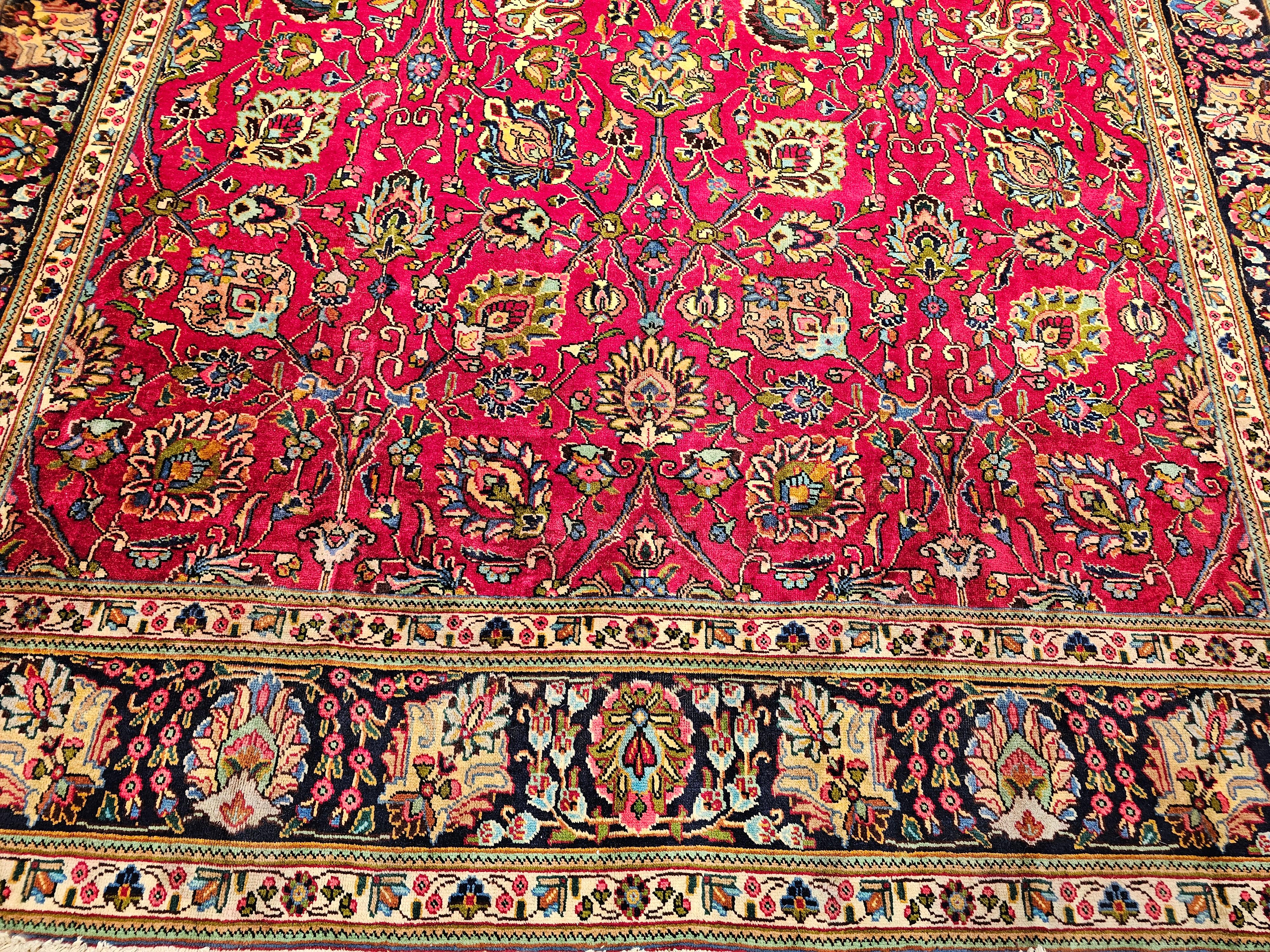 Tessuto a mano Tappeto persiano d'epoca Tabriz con motivo floreale in rosso, blu e blu scuro in vendita