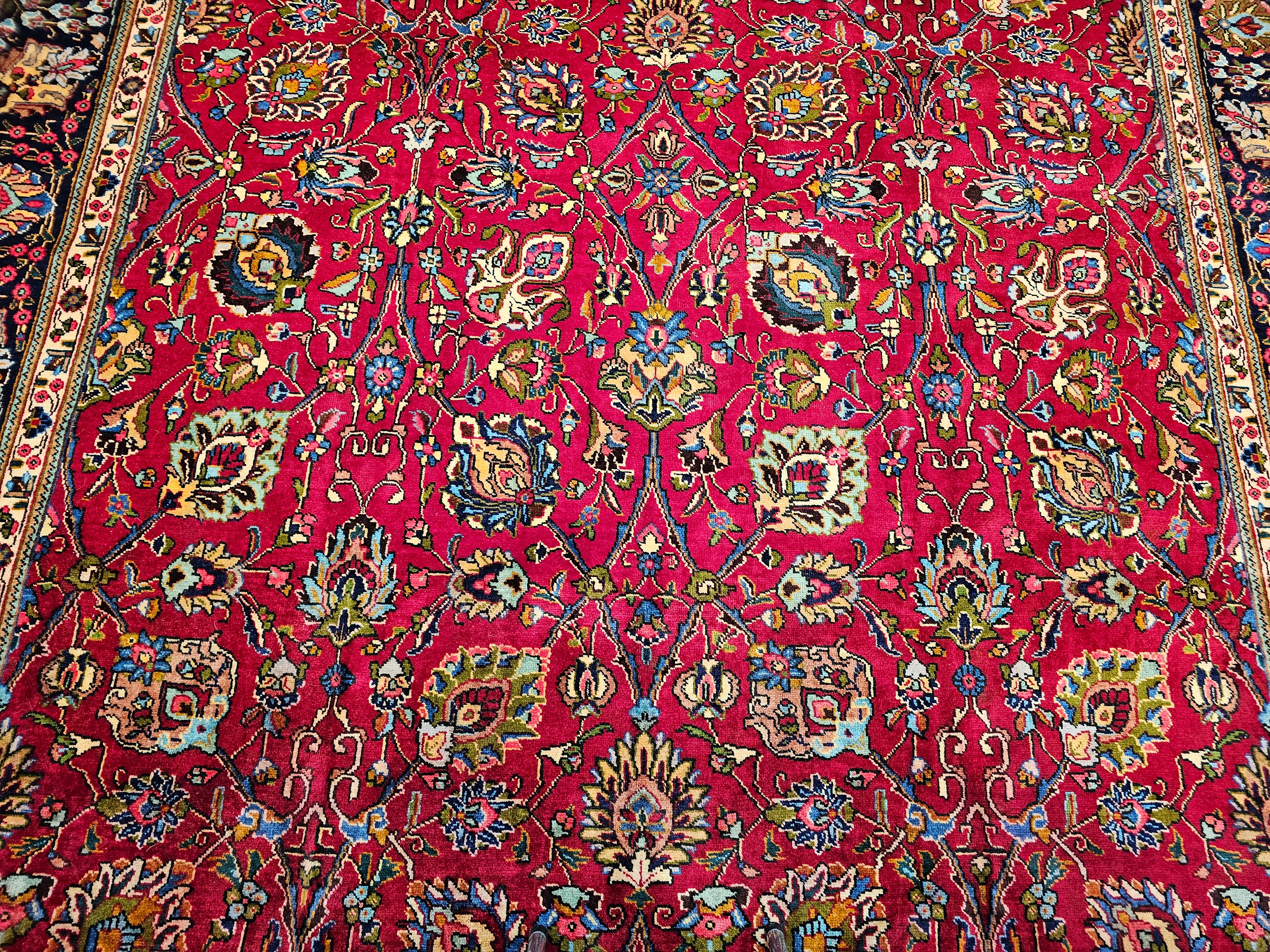 Tappeto persiano d'epoca Tabriz con motivo floreale in rosso, blu e blu scuro In condizioni buone in vendita a Barrington, IL