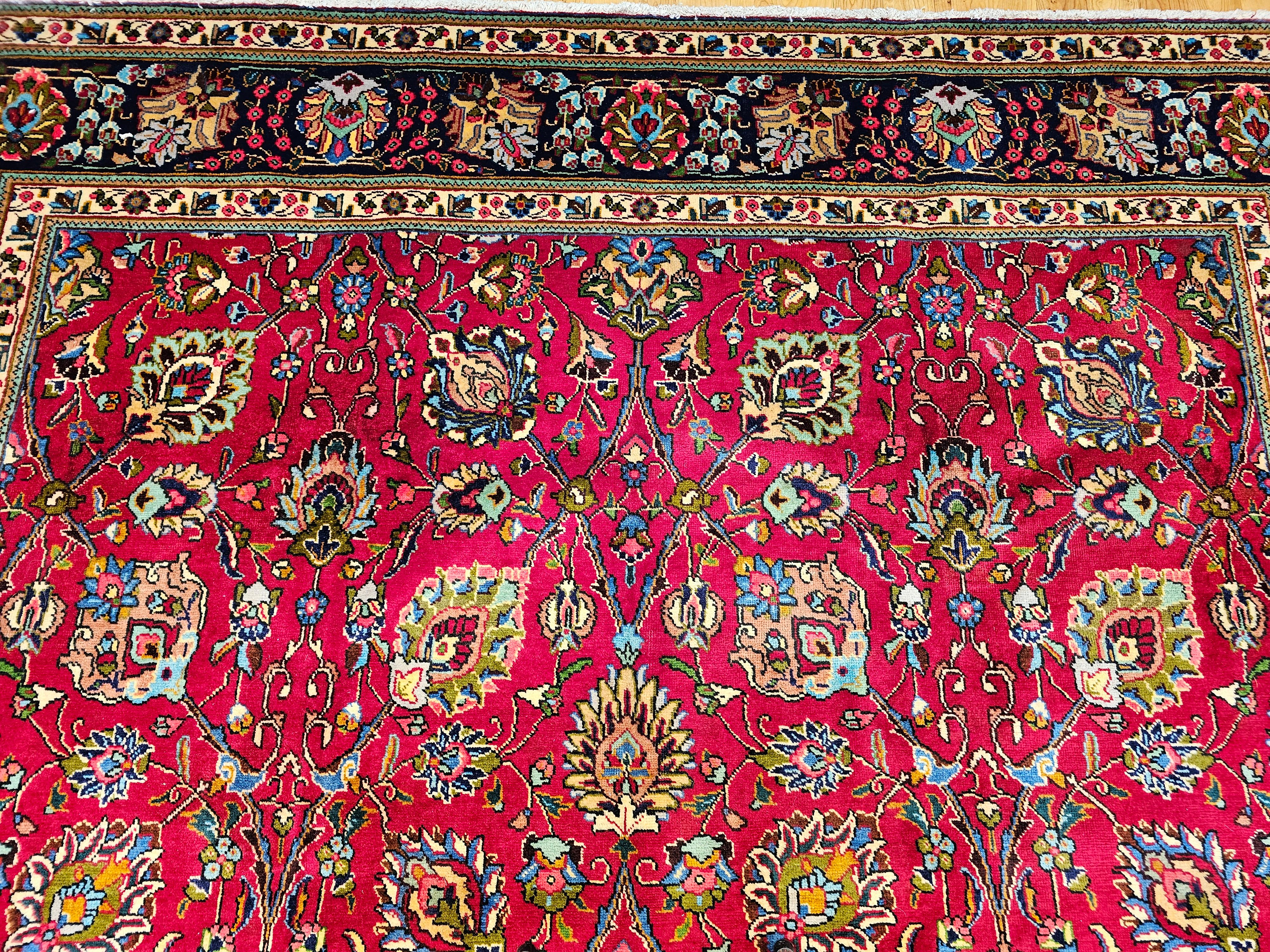 XX secolo Tappeto persiano d'epoca Tabriz con motivo floreale in rosso, blu e blu scuro in vendita