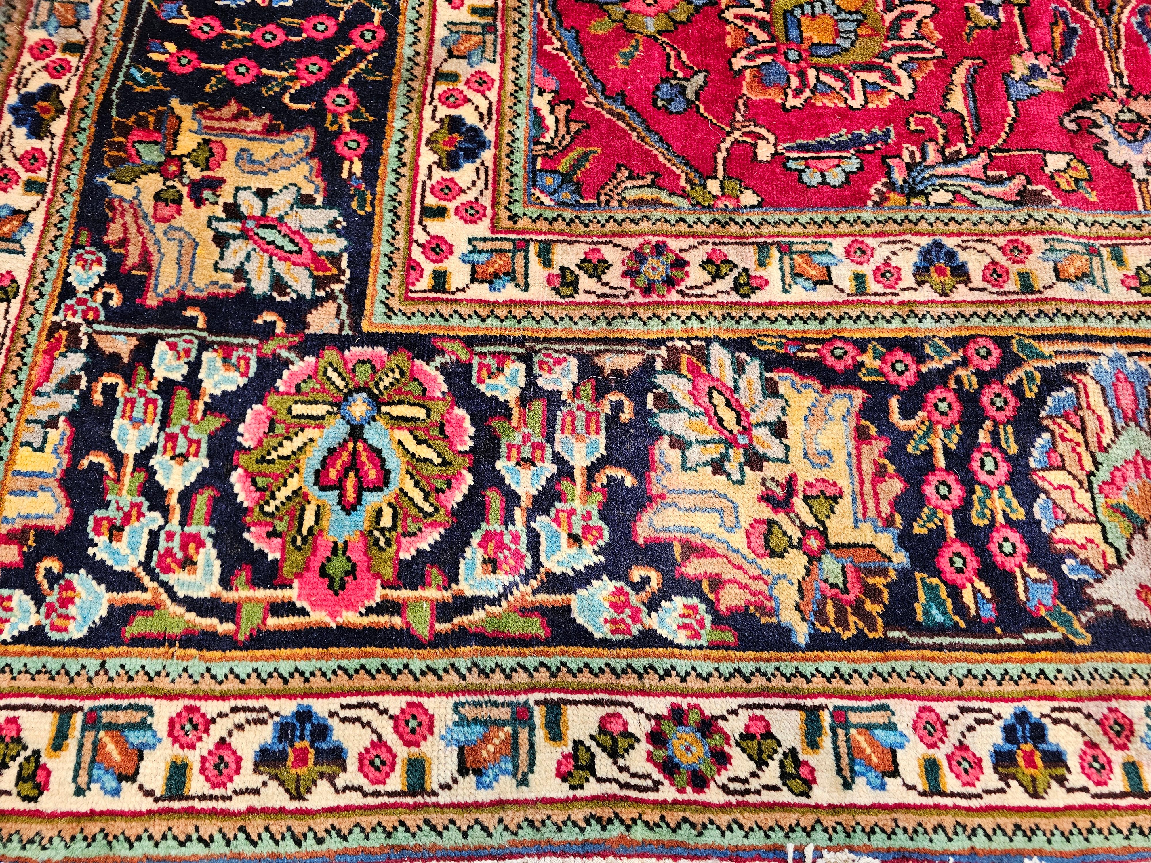 Lana Tappeto persiano d'epoca Tabriz con motivo floreale in rosso, blu e blu scuro in vendita