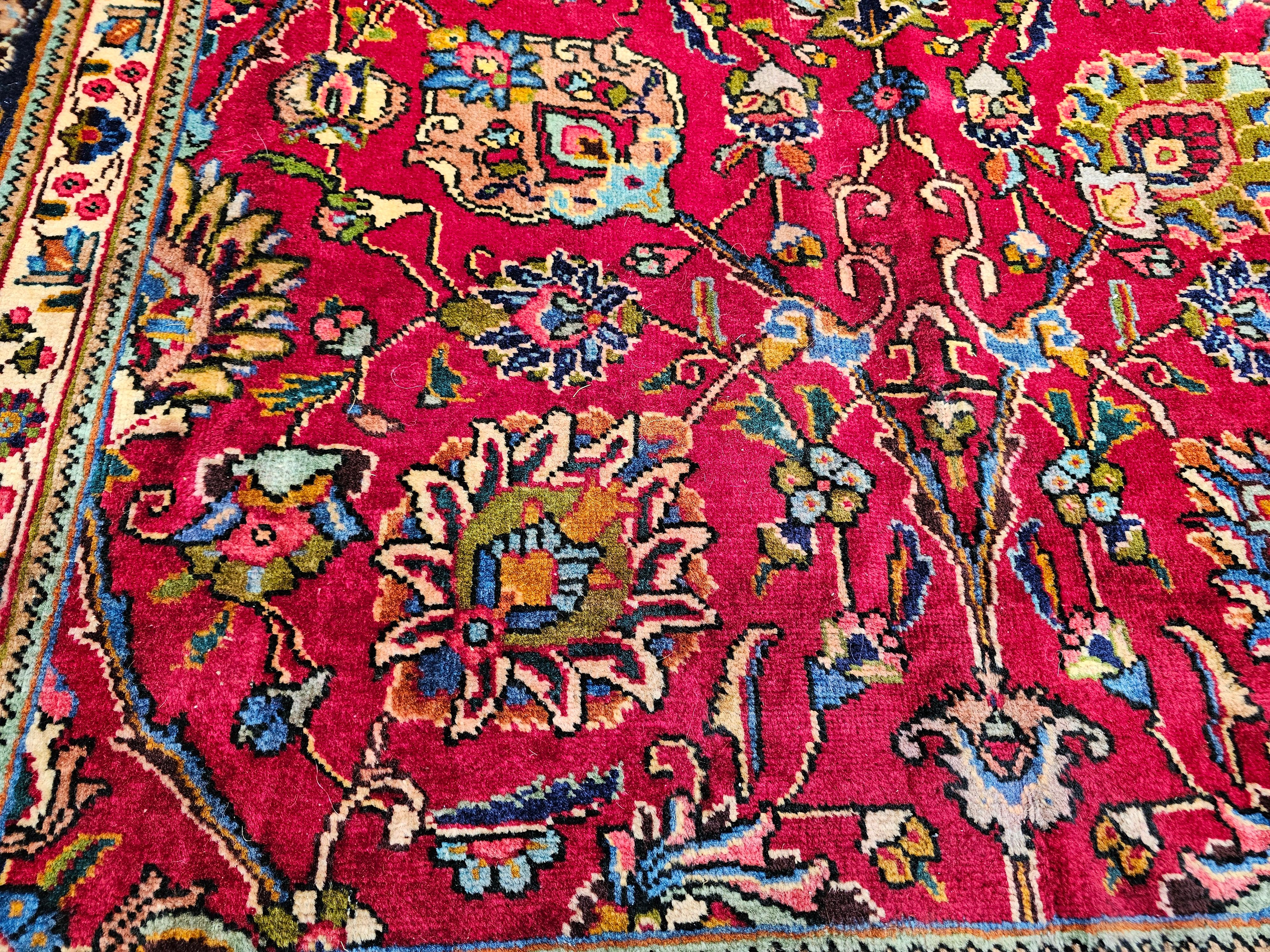 Tappeto persiano d'epoca Tabriz con motivo floreale in rosso, blu e blu scuro in vendita 1