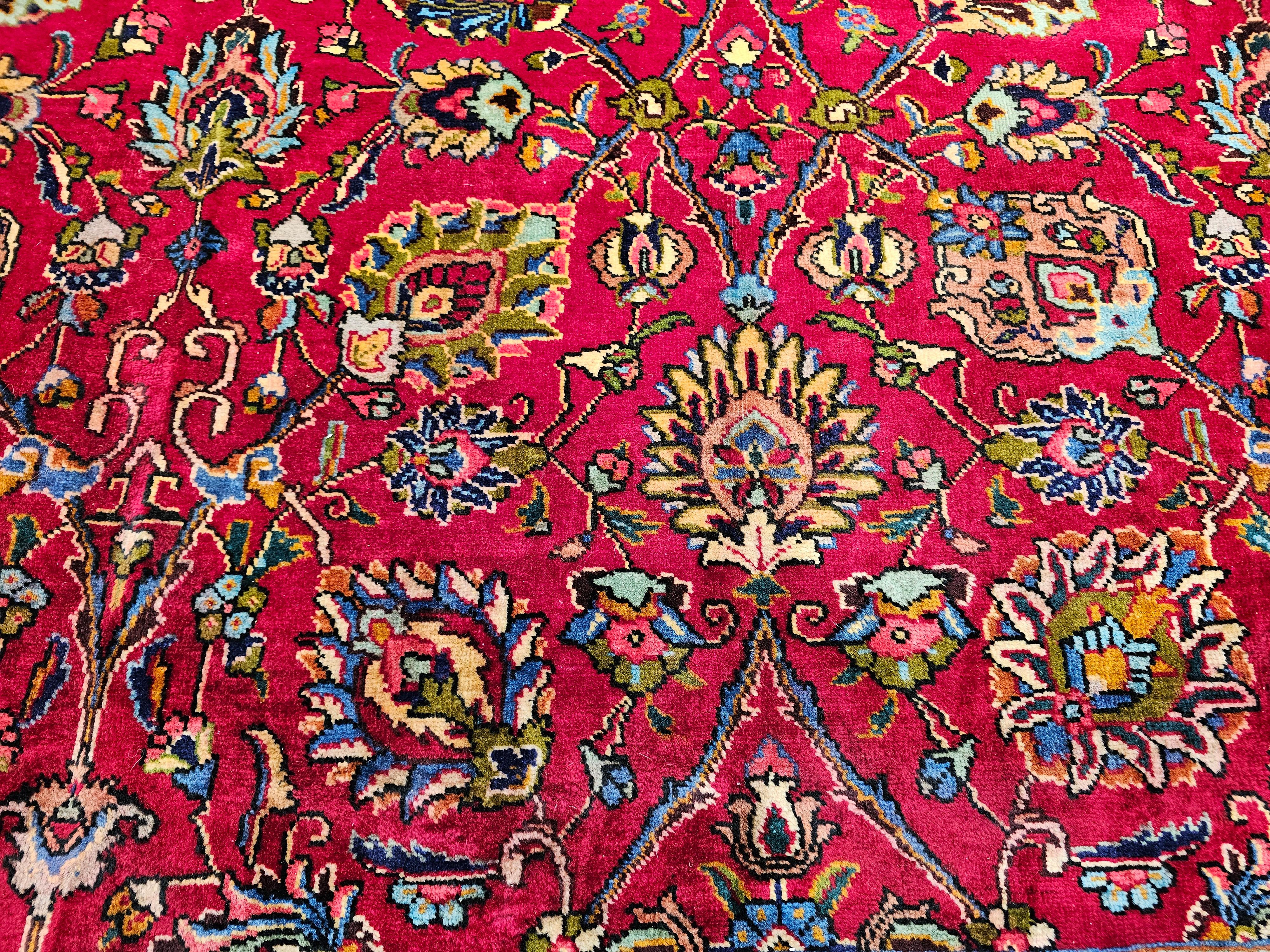 Tappeto persiano d'epoca Tabriz con motivo floreale in rosso, blu e blu scuro in vendita 2