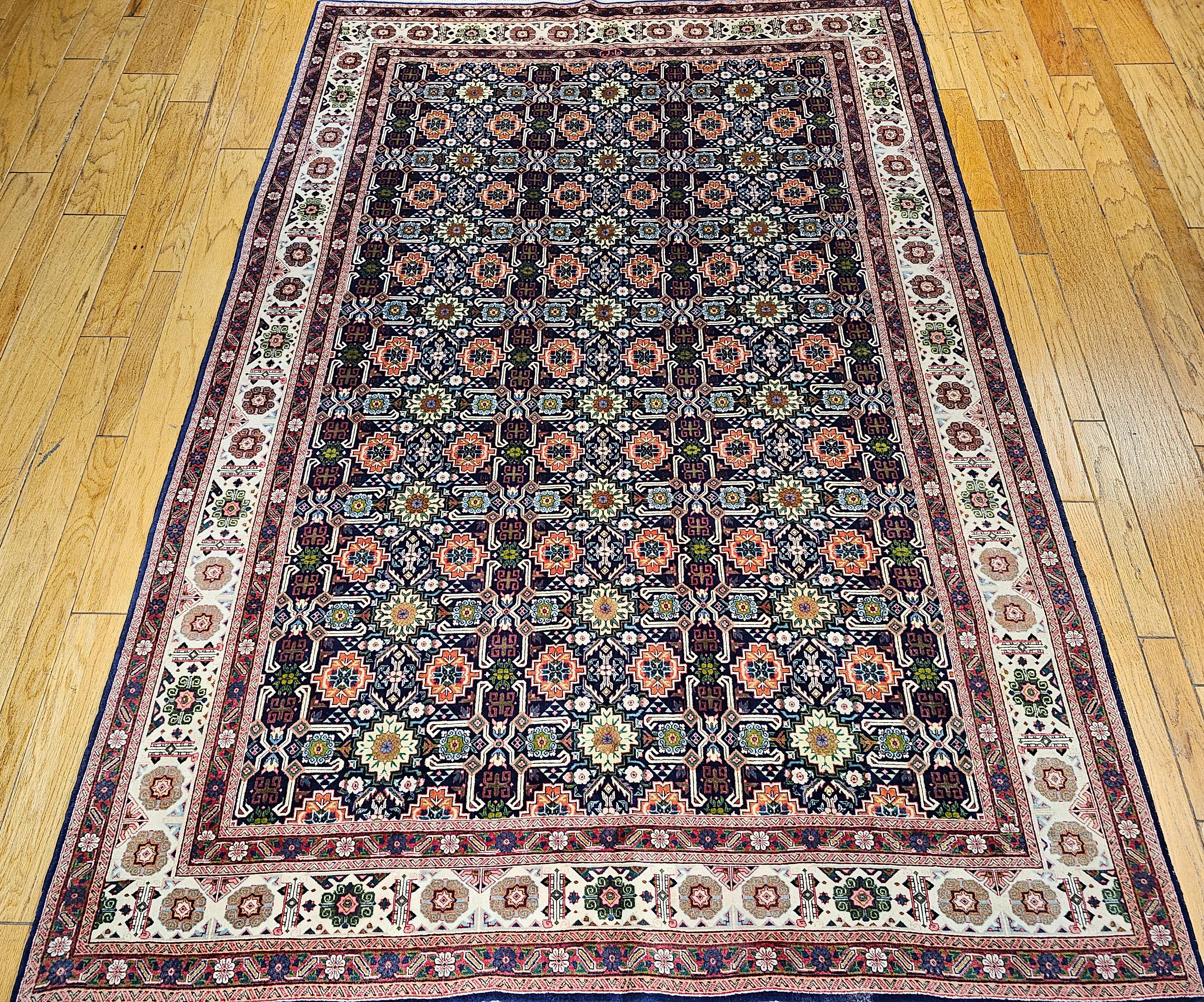 Tappeto persiano Tabriz Afshan vintage. Meticolosamente annodato a mano intorno al secondo quarto del 1900, questo tappeto per stanza è un esempio accattivante dell'arte di Tabriz che incorpora magistralmente un motivo geometrico caucasico Kuba