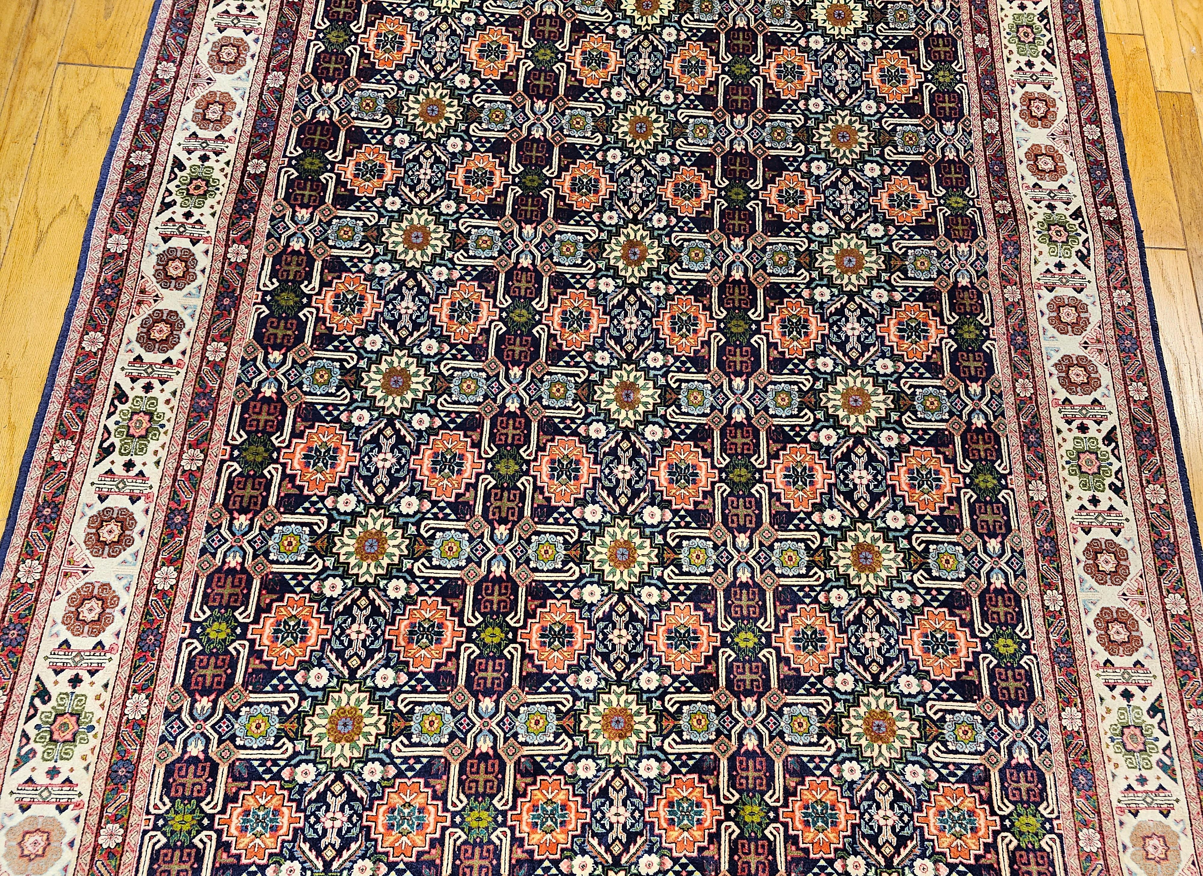 Tessuto a mano Tappeto persiano d'epoca Tabriz con motivo geometrico a tutto campo in blu e avorio in vendita