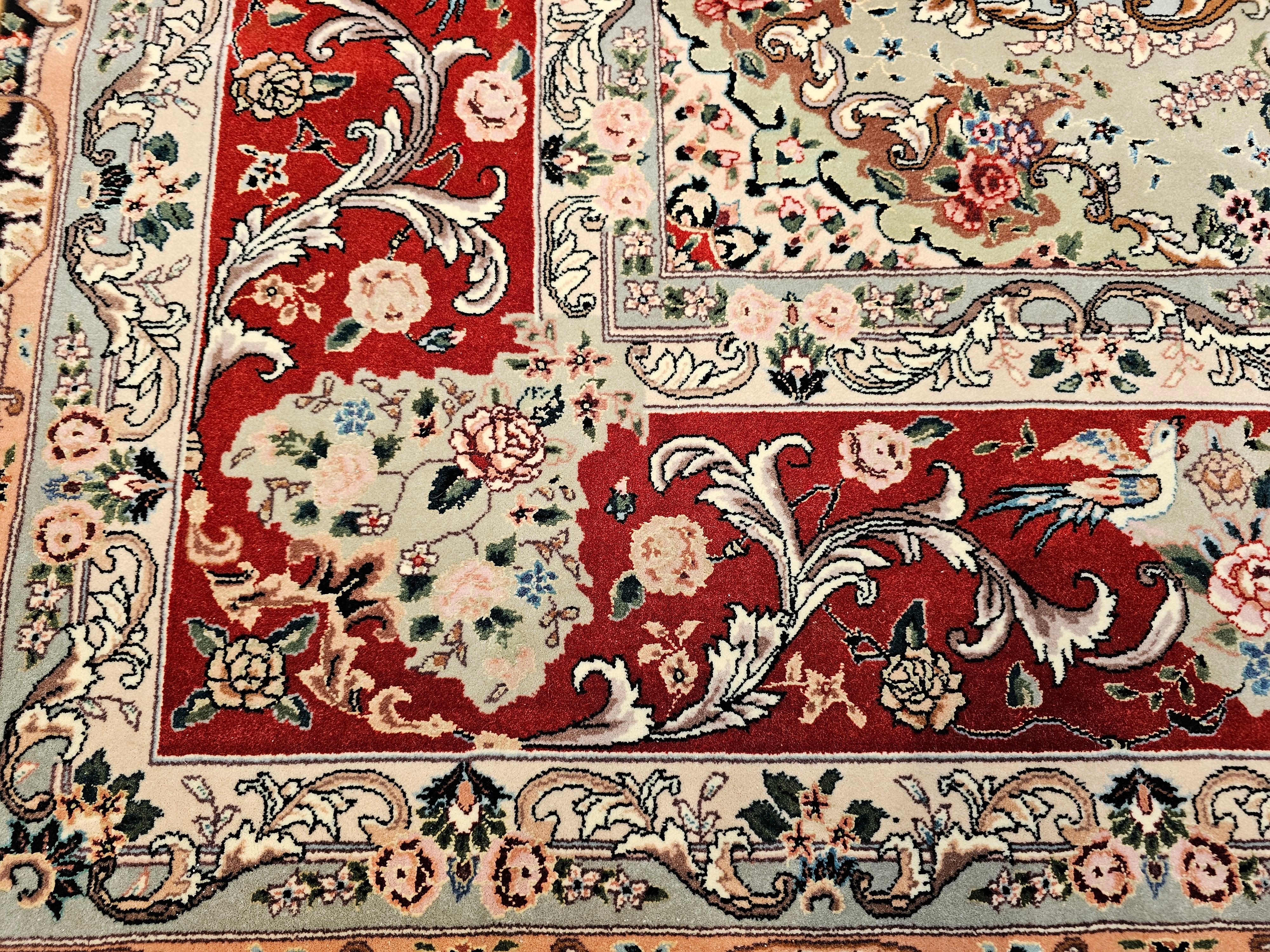 Tappeto persiano d'epoca Tabriz con motivo floreale in nero, rosso e verde in vendita 4