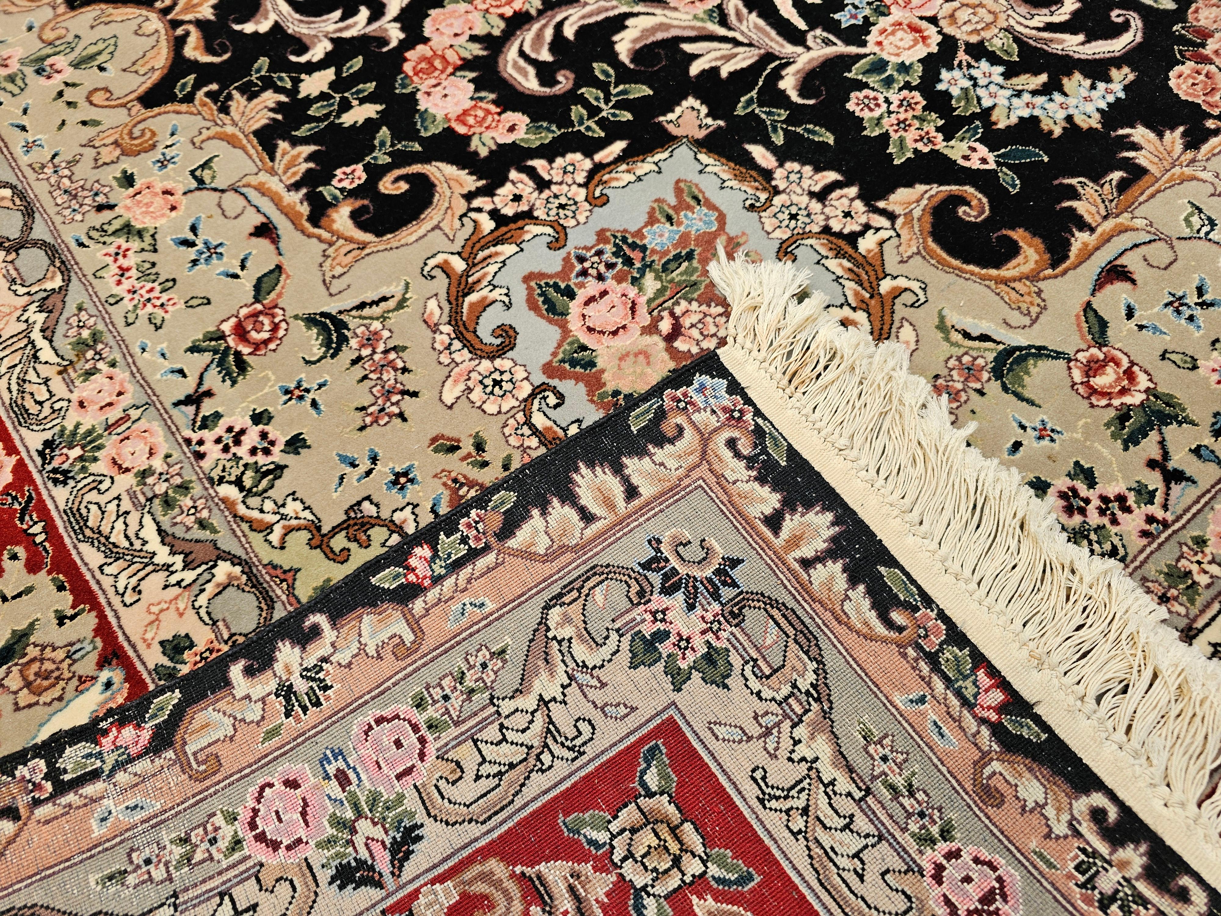 Tappeto persiano d'epoca Tabriz con motivo floreale in nero, rosso e verde in vendita 6