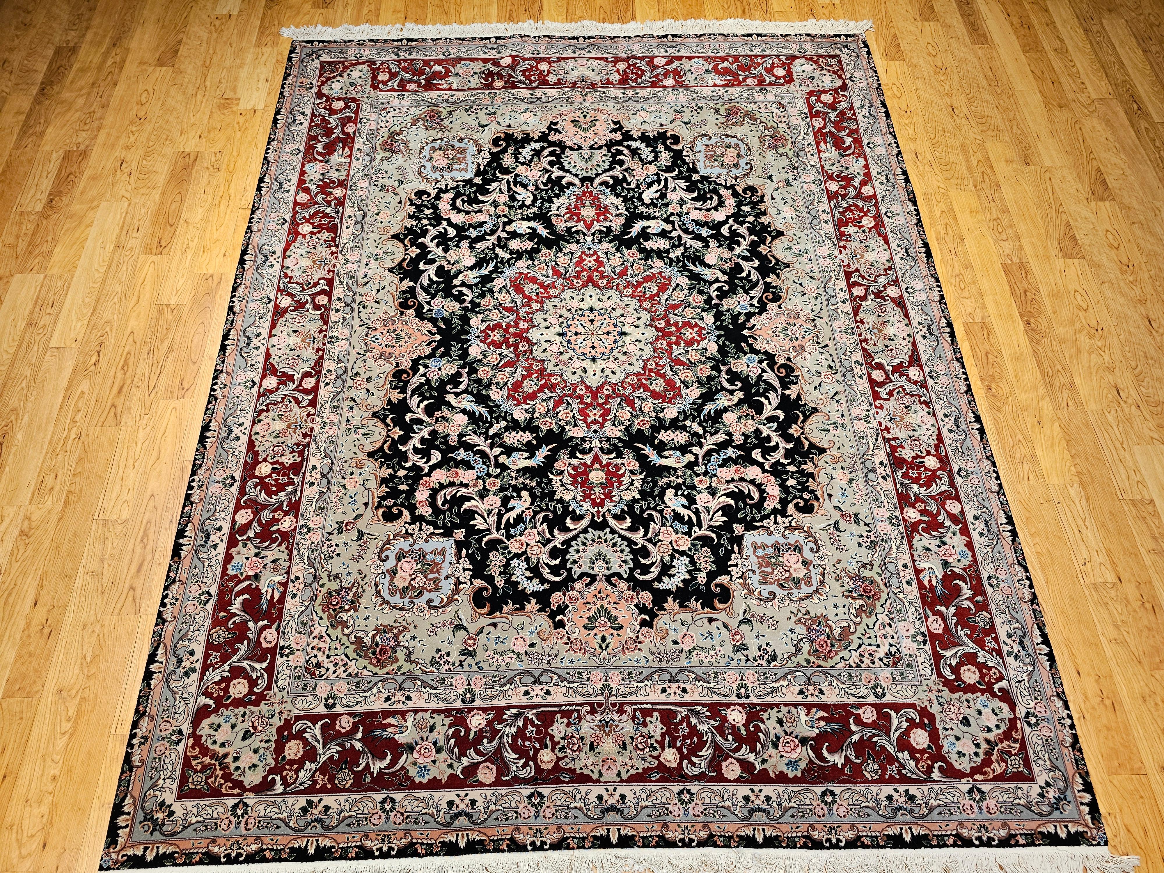 Un tappeto persiano Tabriz vintage finemente tessuto in un caratteristico formato quasi quadrato, che mostra un 