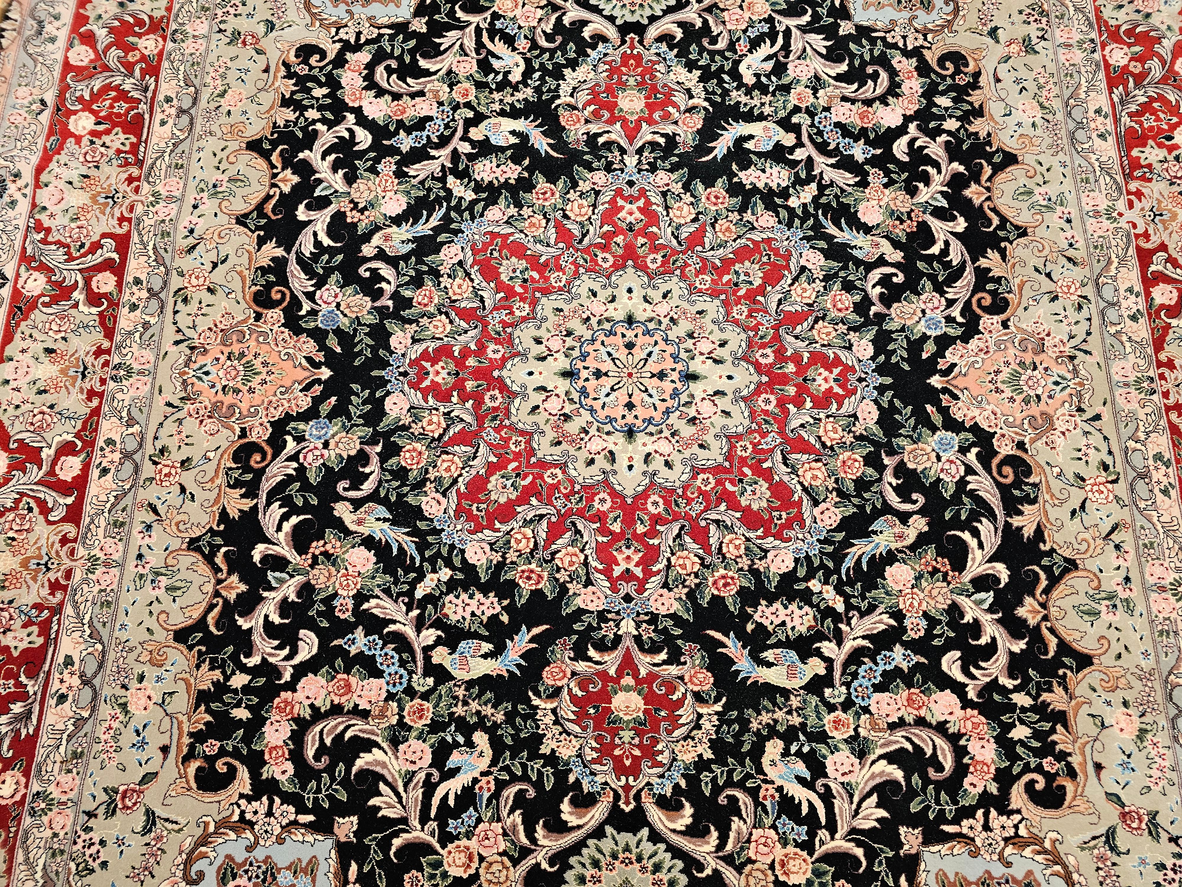 Tessuto a mano Tappeto persiano d'epoca Tabriz con motivo floreale in nero, rosso e verde in vendita