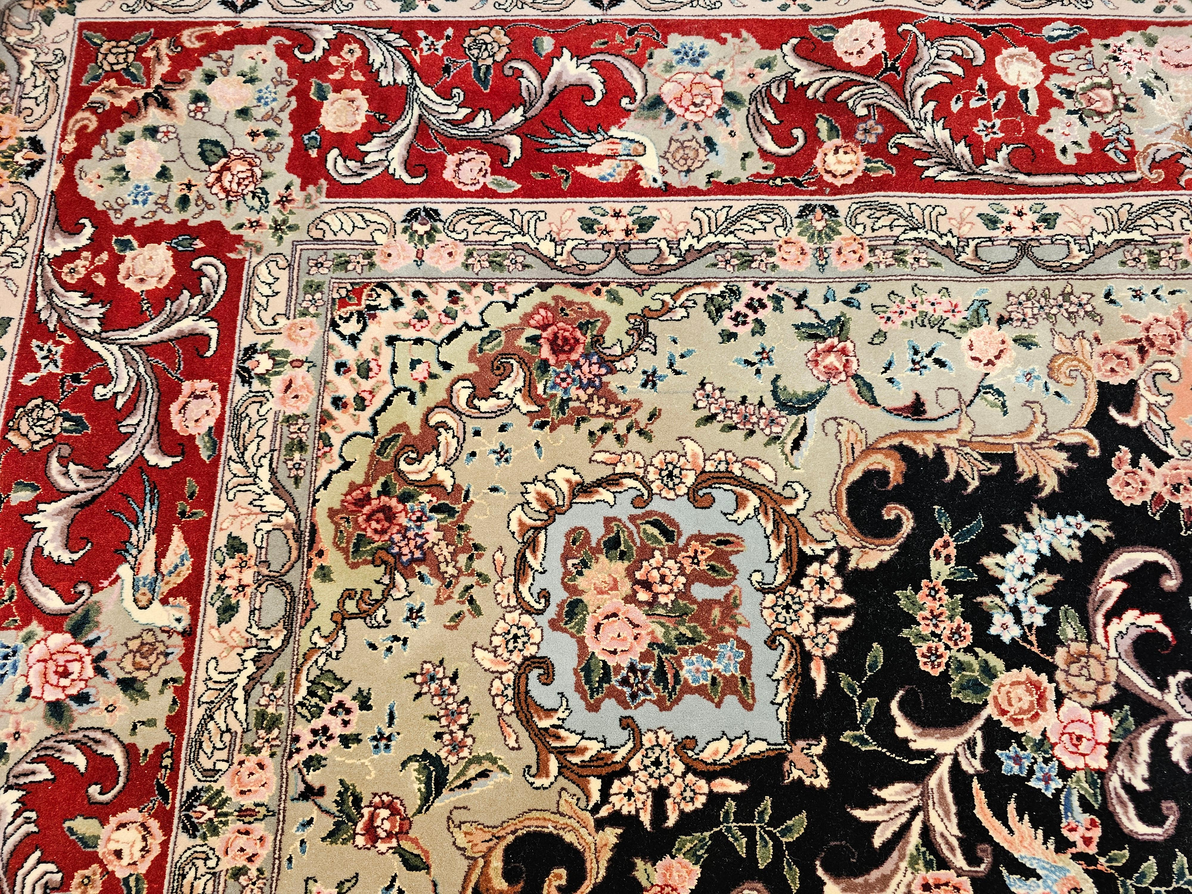 Lana Tappeto persiano d'epoca Tabriz con motivo floreale in nero, rosso e verde in vendita