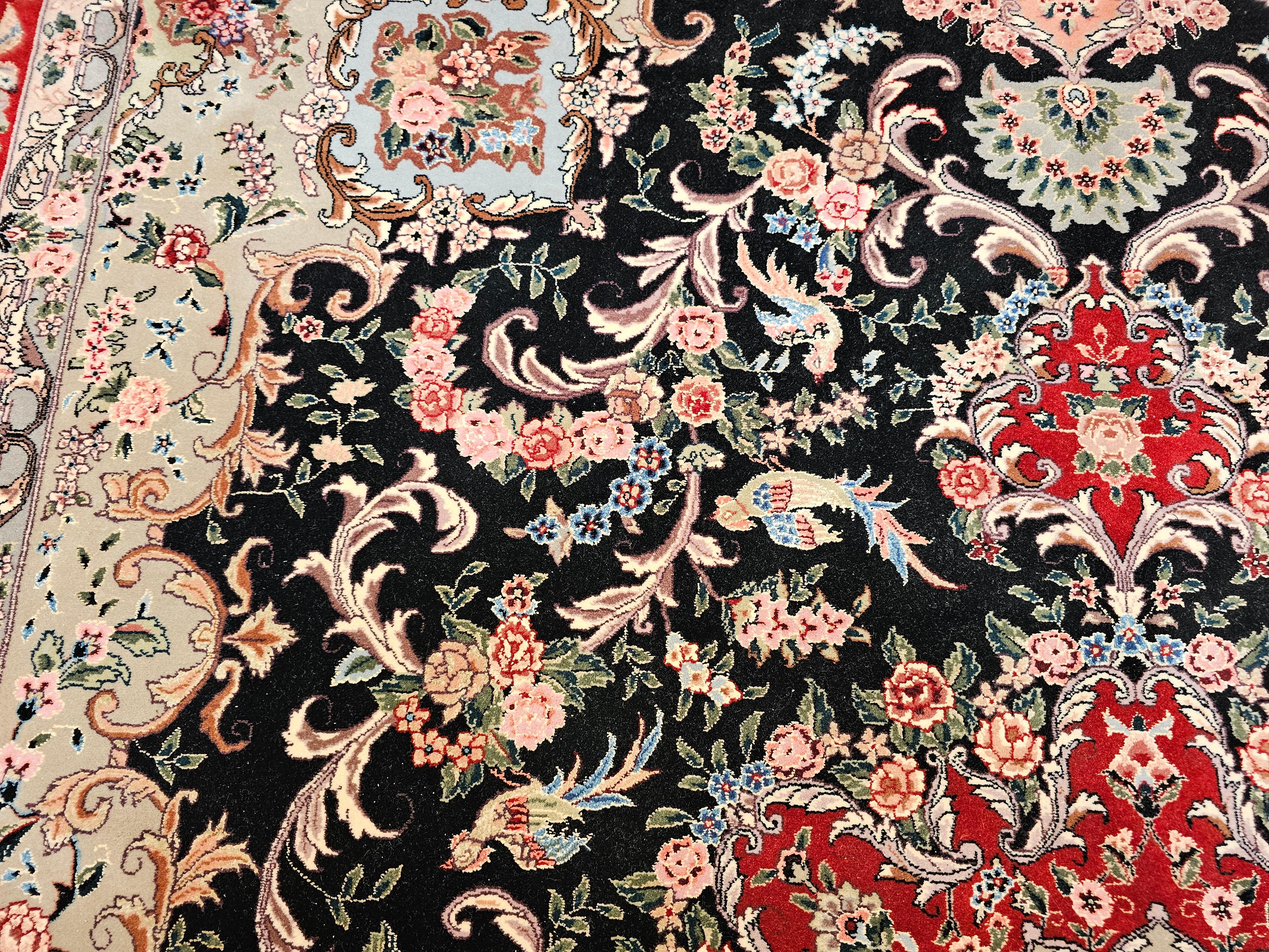 Tappeto persiano d'epoca Tabriz con motivo floreale in nero, rosso e verde in vendita 1