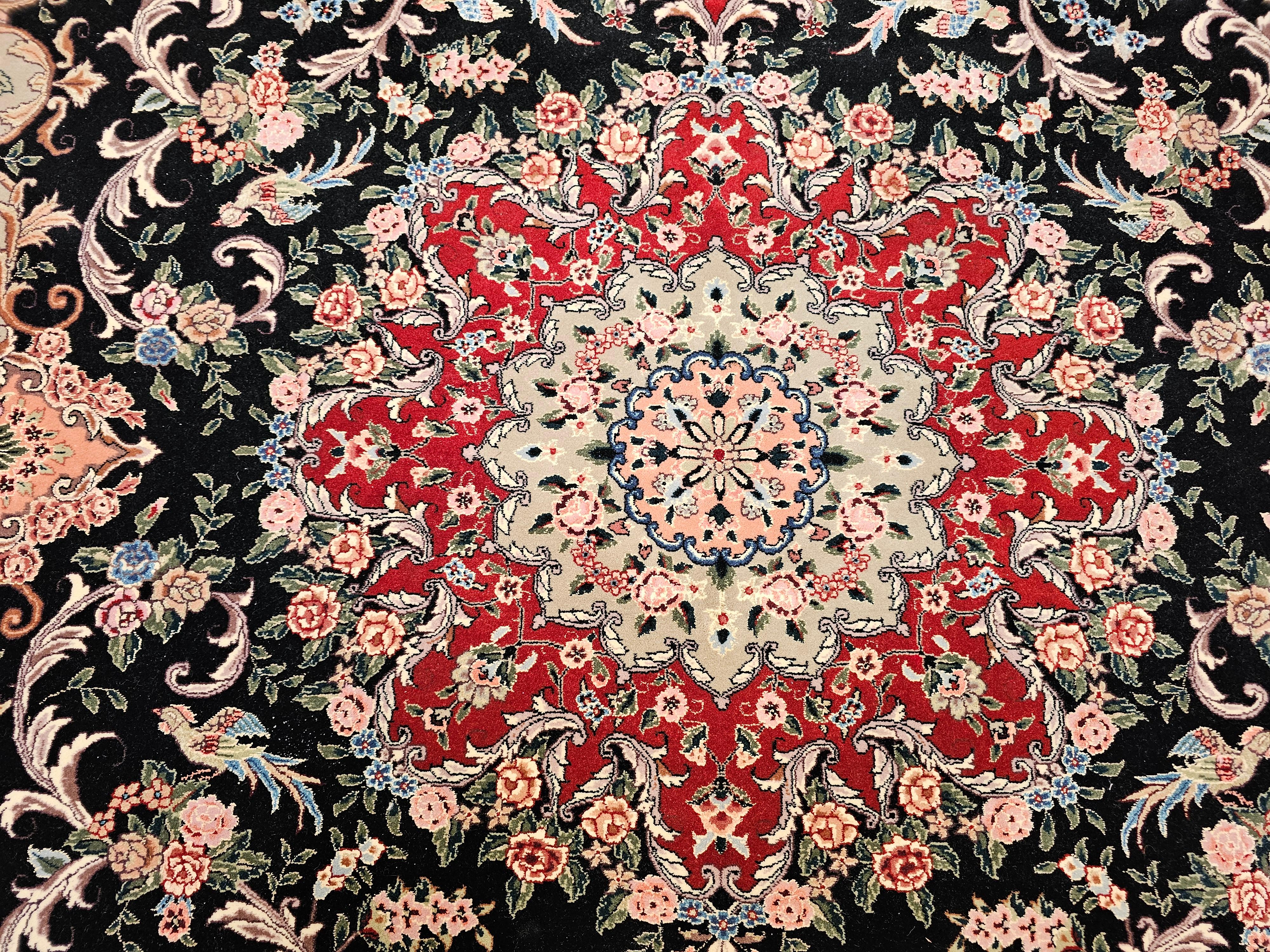 Tappeto persiano d'epoca Tabriz con motivo floreale in nero, rosso e verde in vendita 2