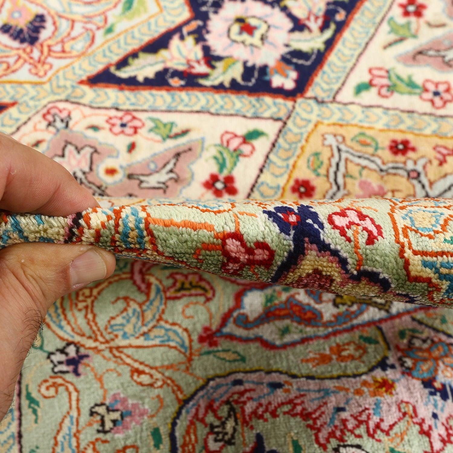 Vintage Tabriz Runde Faraji Teppich in Seide 16'2 X 16'2

Wichtige Details:
Flor: Seide
Stiftung: Seide
Herkunft: Täbris um Faraji
Entwurf: Ghonbad
Ungefähres Alter: 55 Jahre
Qualität (KPI): 500
Zustand: Neu
Abmessung: 16'2 x 16'2
Inventarnummer: