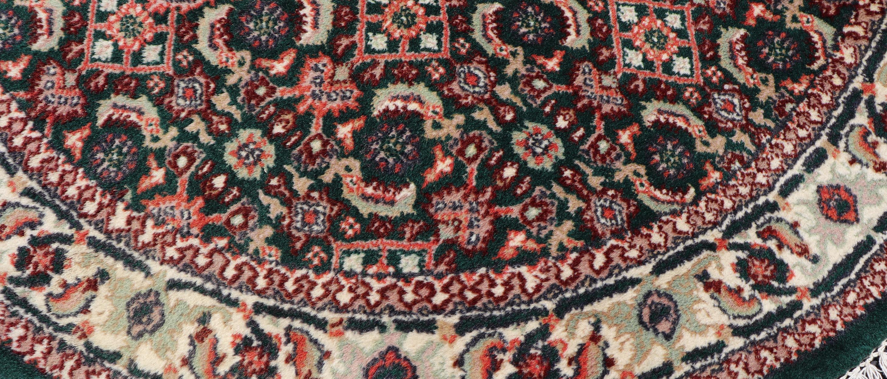 Maße: 4FT Rund 
Vintage Persisch Tabriz Runde Teppich mit zentralen Medaillon und üppigen grünen Feld 4FT. Keivan Woven Arts/ Teppich/DSP-250102, Herkunftsland / Art: Iran / Täbris, um 1960.

Dieser runde Teppich aus dem persischen Tabriz im