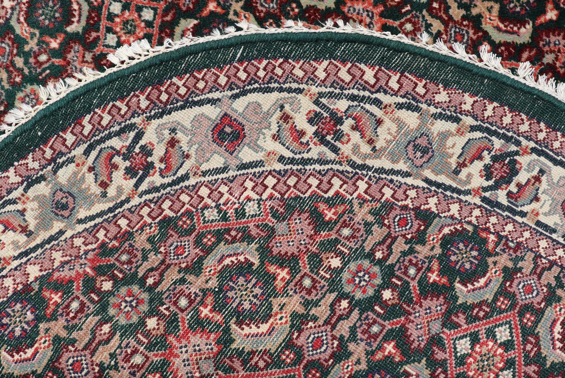Persischer runder Täbris-Teppich im Vintage-Stil mit zentralem Medaillon und üppigem grünem Feld, 4FT (Tabriz) im Angebot