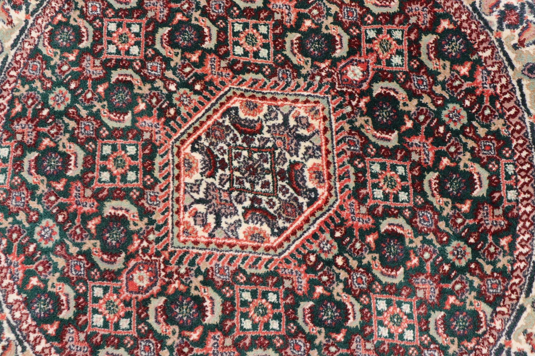 Persischer runder Täbris-Teppich im Vintage-Stil mit zentralem Medaillon und üppigem grünem Feld, 4FT (20. Jahrhundert) im Angebot