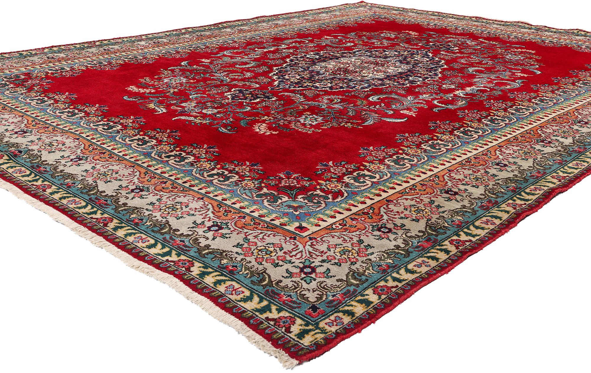 79067 Vintage Red Persian Tabriz Rug, 09'08 x 12'09. Dieser alte persische Täbriz-Teppich ist ein großartiges Beispiel für meisterhafte Handwerkskunst und traditionelles Design. Der aus feiner Wolle handgeknüpfte Tabriz-Teppich zeigt ein auffälliges