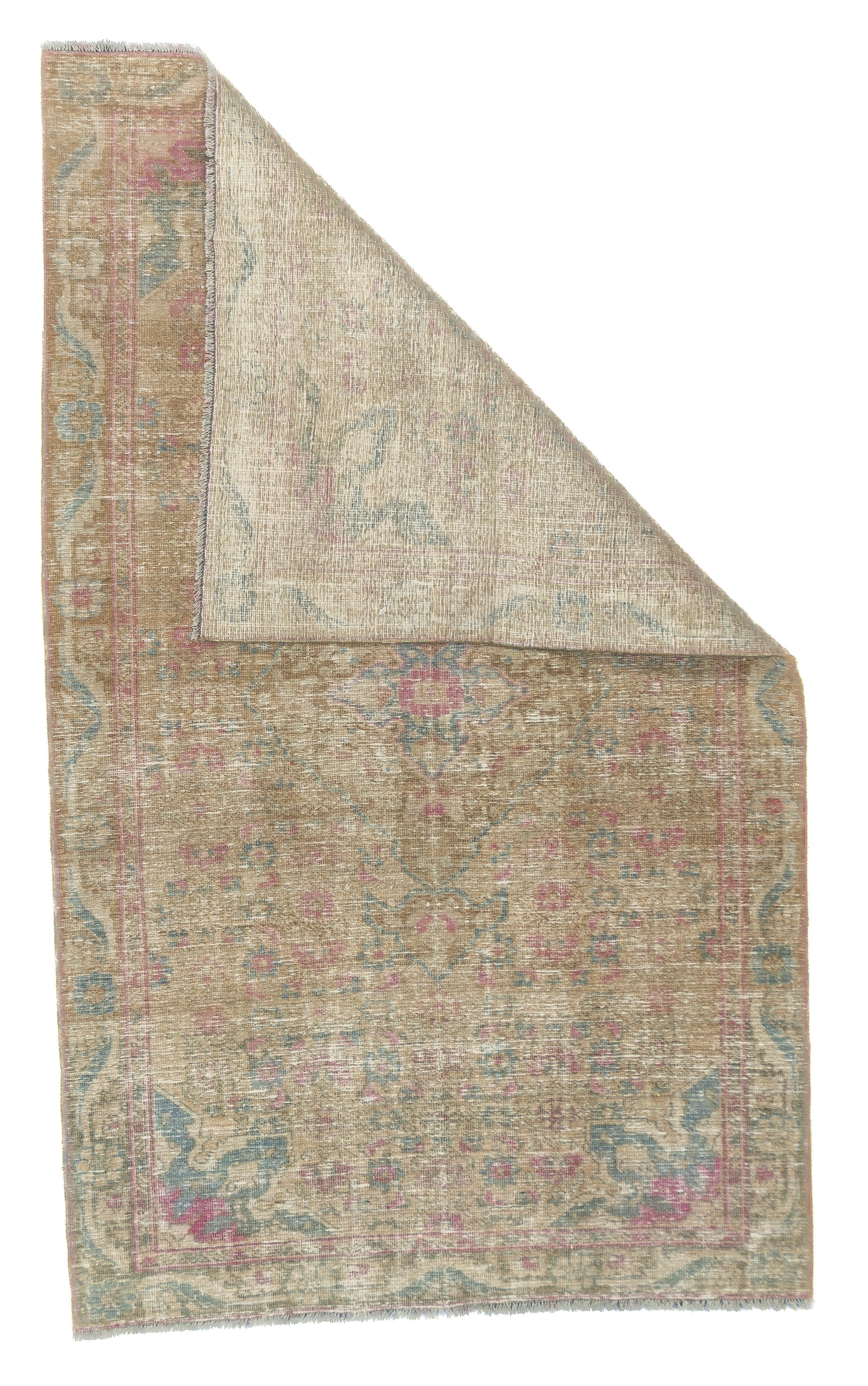 Tappeto persiano Tabriz vintage 3'11'' x 6'4''. L'enorme produzione di tappeti e scatter in quasi tutti gli stili: medaglione, centralizzato, Directional o allover, in una varietà di densità da moderata a estremamente fine, in lana, seta e