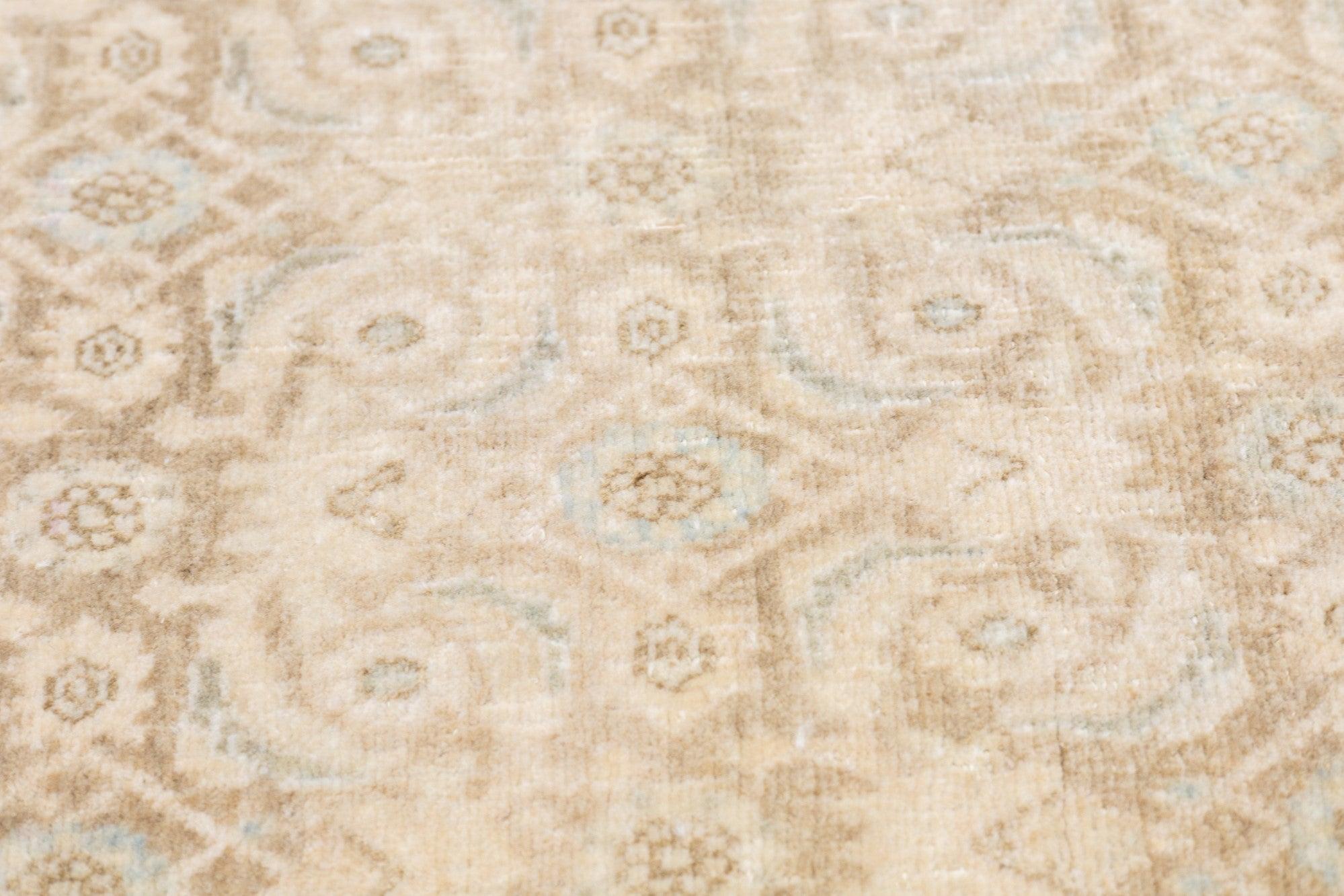 Persischer Täbris-Teppich im Vintage-Stil 3'8'' x 5'6'' im Angebot 5