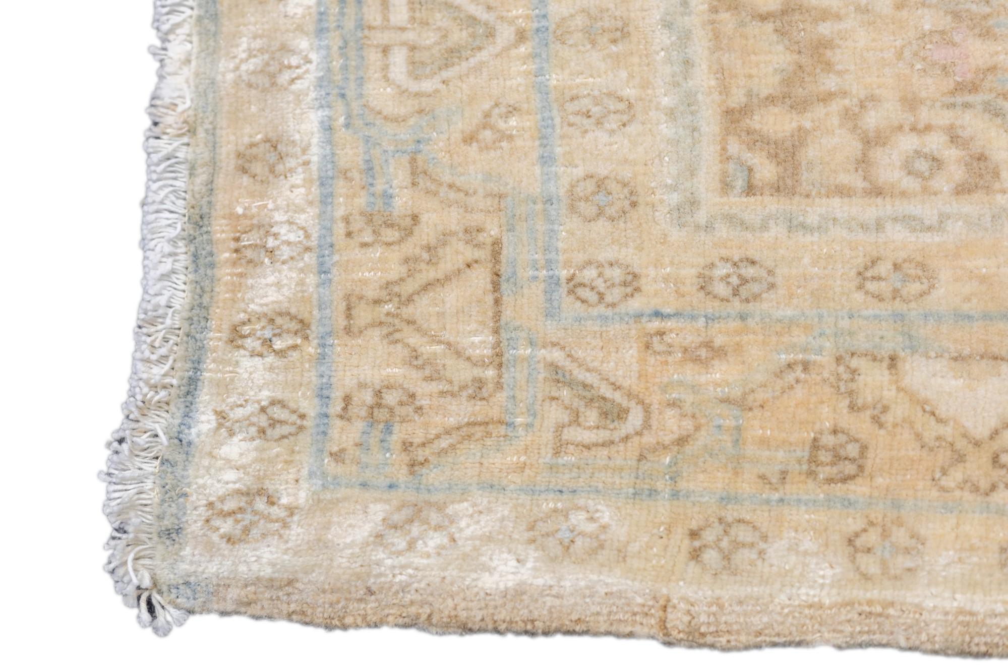 Persischer Täbris-Teppich im Vintage-Stil 3'8'' x 5'6'' im Angebot 4