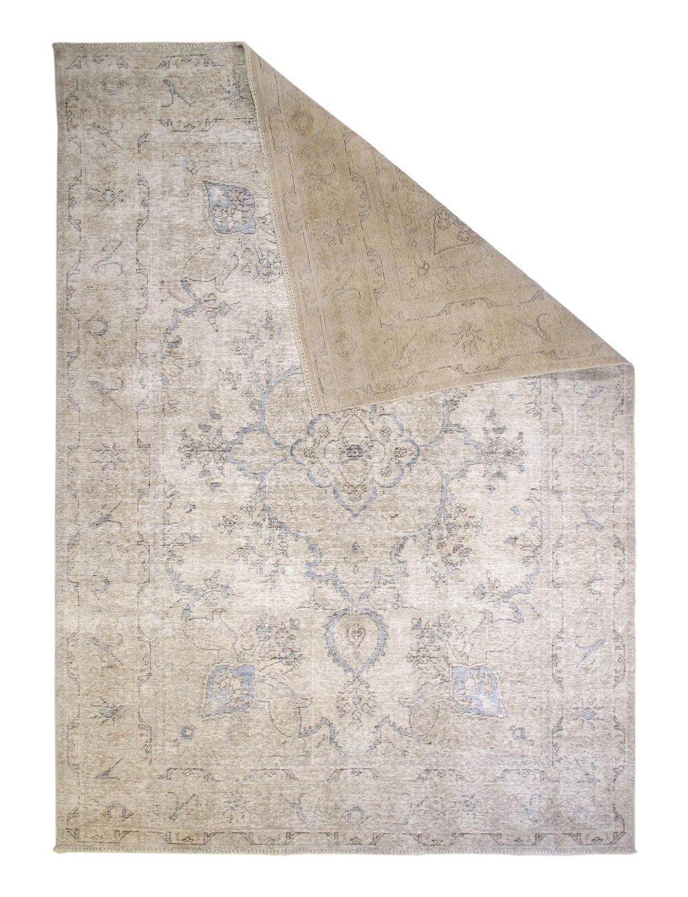 Tappeto persiano Tabriz vintage 6'8'' x 9'6''.  Un campo di sabbia chiara sostiene un medaglione ottagonale allungato e lobato, con grappoli floreali o pendenti ovoidali ai lobi. Angoli estesi con ogive interne blu chiaro. Bordo principale con due