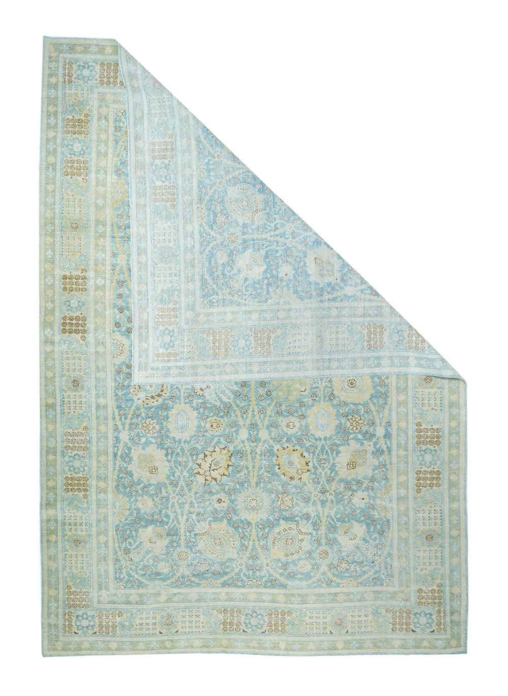 Tappeto persiano Tabriz vintage 6'8'' x 9'7''. Il fondo blu chiaro abraso presenta un motivo 