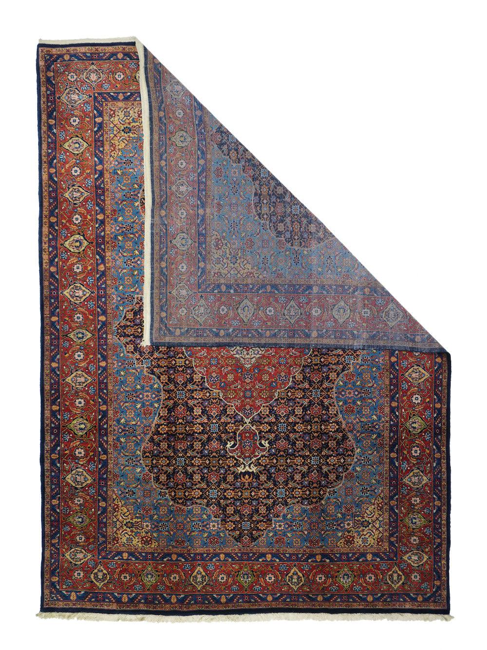 Tappeto persiano Tabriz vintage 7'6'' x 10'3''. Il sottocampo blu doppio pizzicato e sagomato mostra un disegno Herati piccolo e uniforme, su un campo blu medio-chiaro con motivi simili. Medaglione rosso ogivale Herati con bordo sfaccettato a lobi e