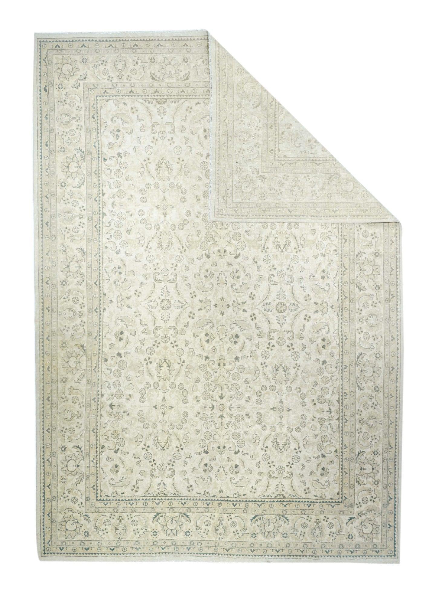 Tappeto persiano Tabriz vintage 7'9'' x 11'3''. L'enorme produzione di tappeti e scatter in quasi tutti gli stili: medaglione, centralizzato, Directional o allover, forma una varietà di densità da moderata a estremamente fine, in lana, seta e