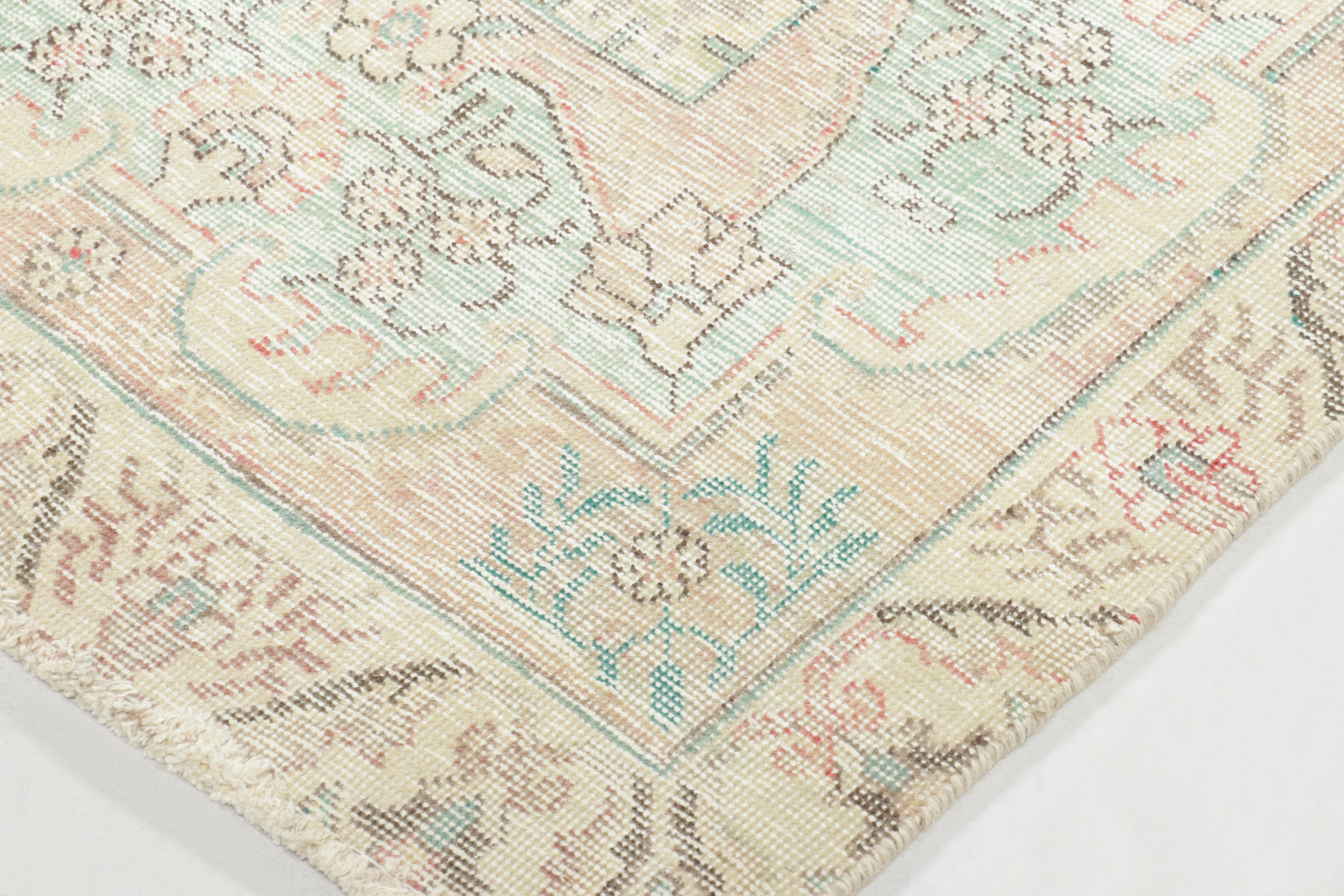 Fabriqué en laine nouée à la main et datant d'environ 1970-1980, ce tapis persan Tabriz vintage 10x13 représente un ajout vraiment distingué à la collection vintage de Rug & Kilim - un exemple de la légendaire tradition de tissage de Tabriz. Il se